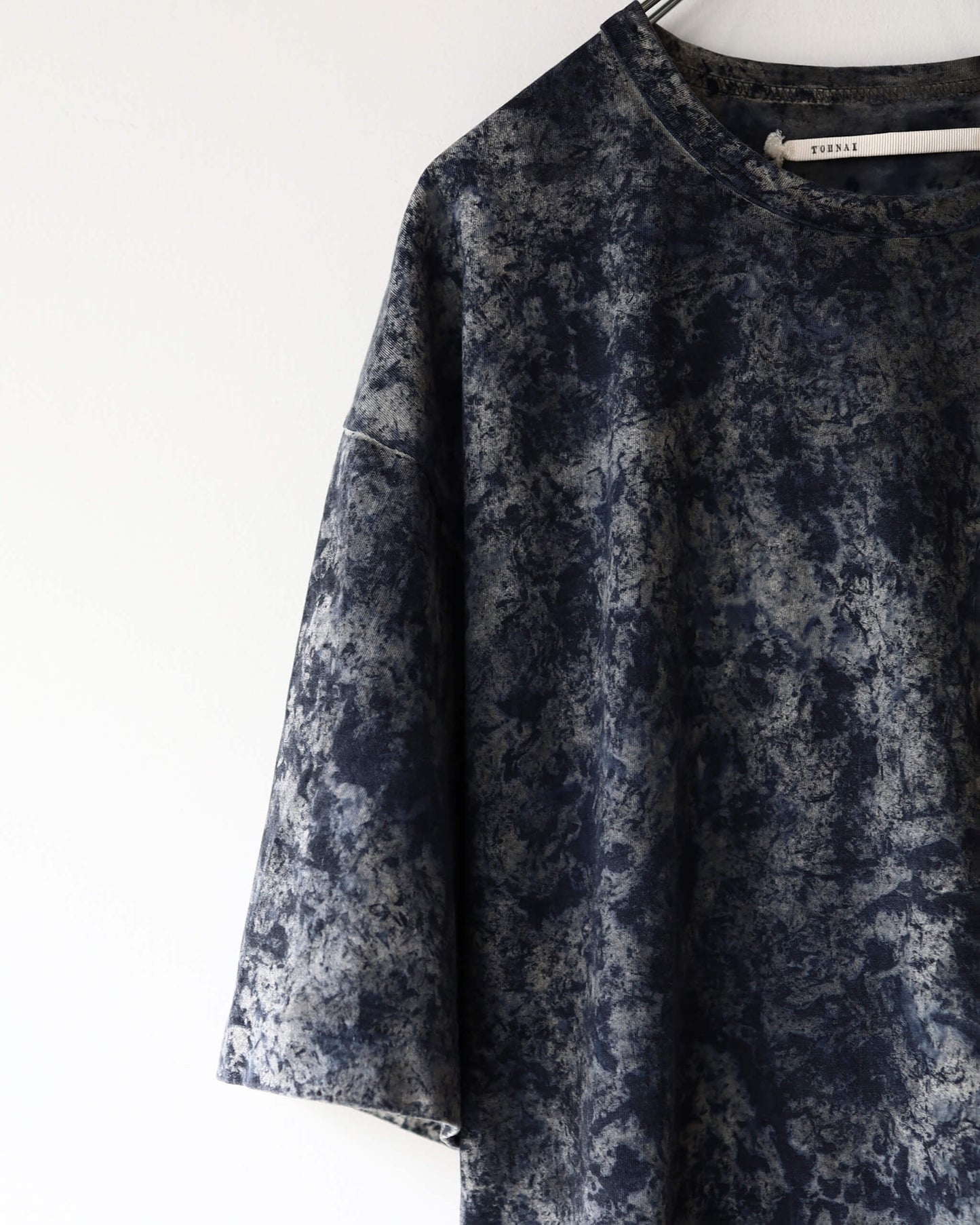 HAND DYED COTTON / CREW NECK T-SHIRT "BLACK SPOTS"