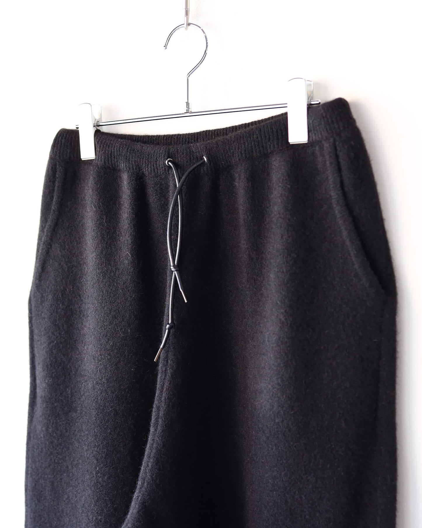 Innocent YAK Wide tapered pants "Black"