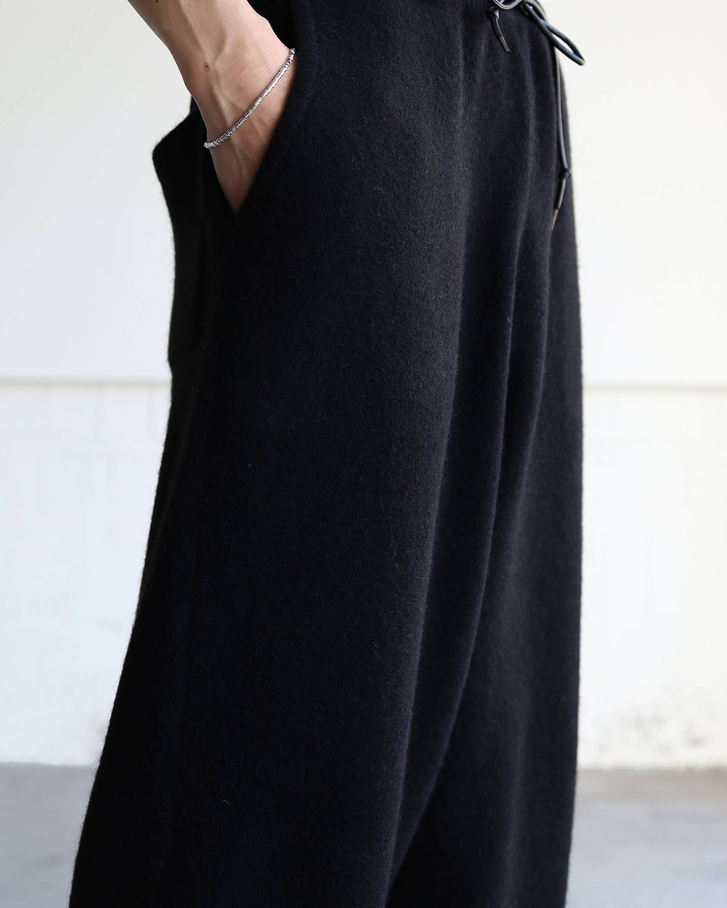 Innocent YAK Wide tapered pants "Black"
