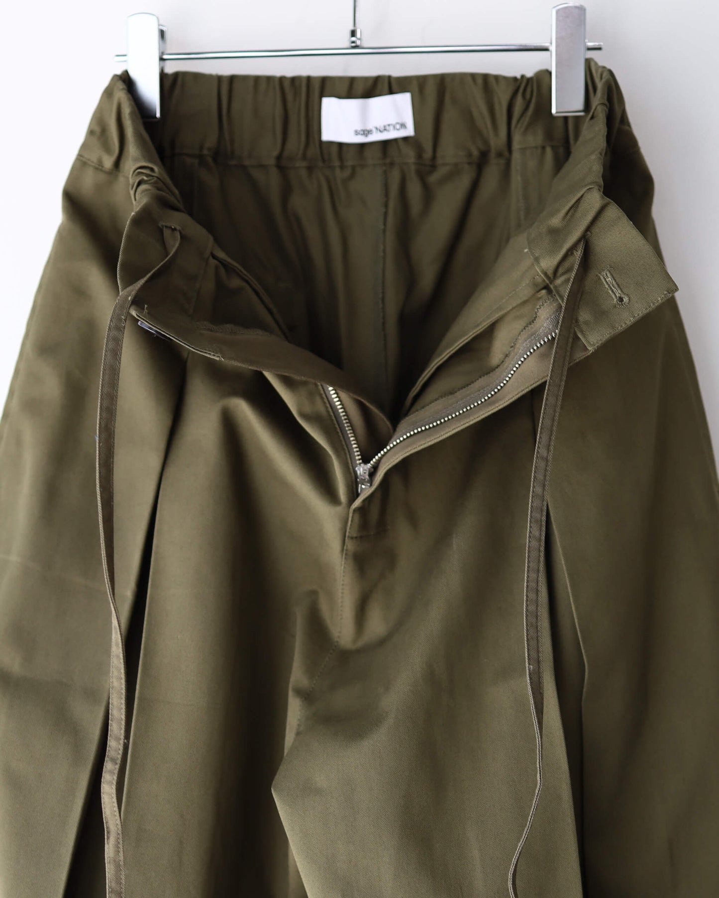 BOX PLEAT TROUSER "KHAKI"