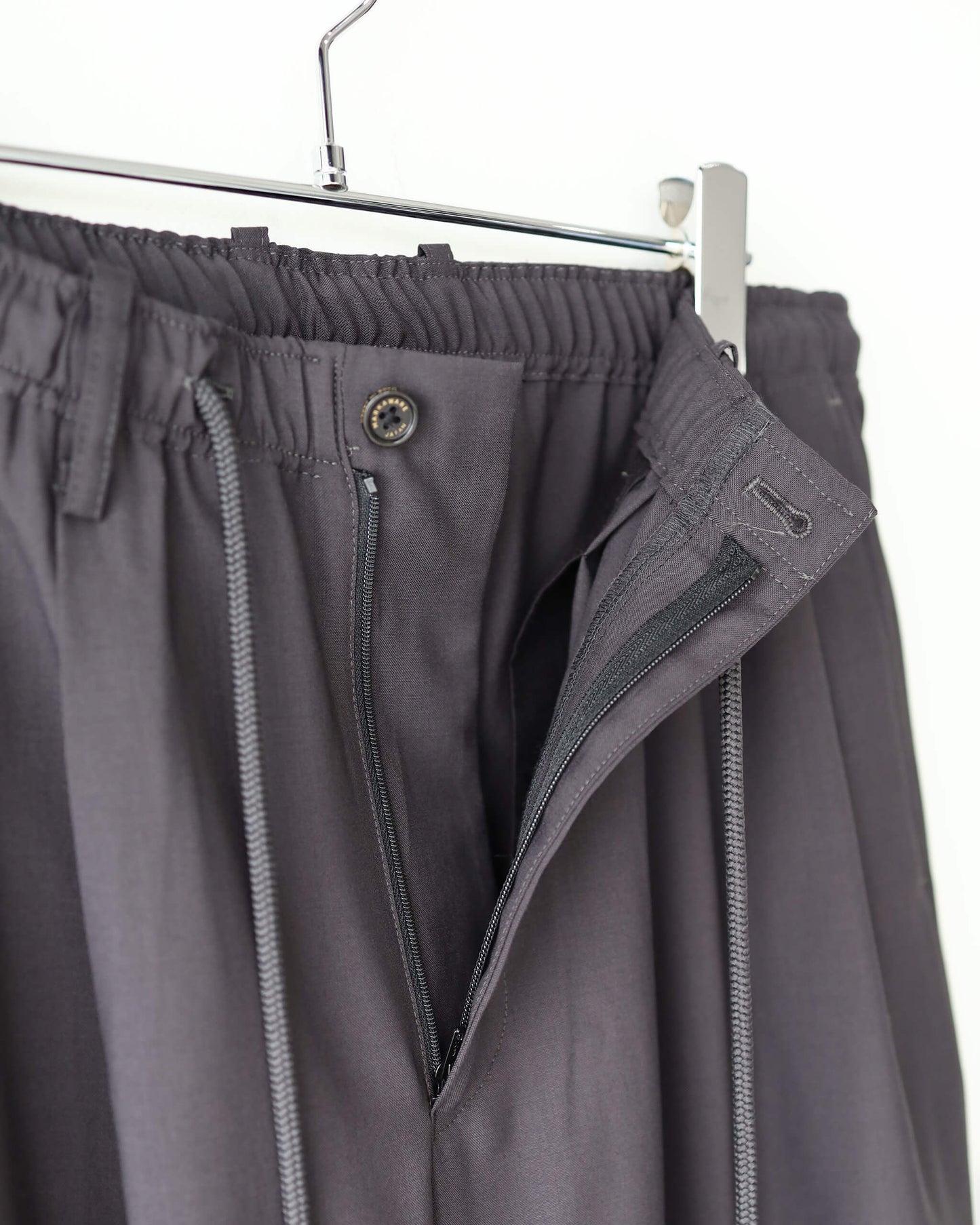 TRIPLE PLEATED EASY TROUSERS ORGANIC WOOL 2/80 TROPICAL "CHARCOAL"