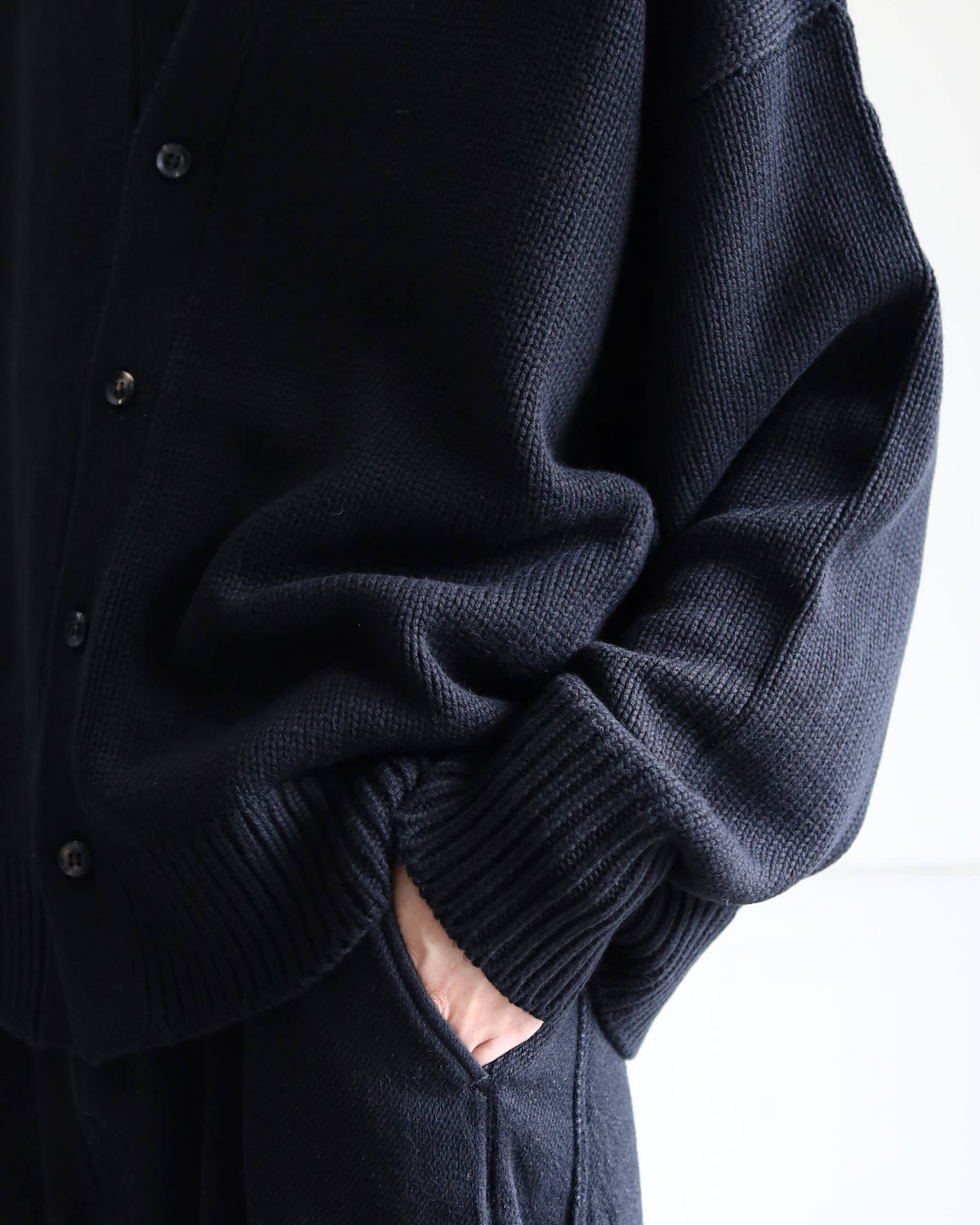 CREW NECK CARDIGAN "BLACK"