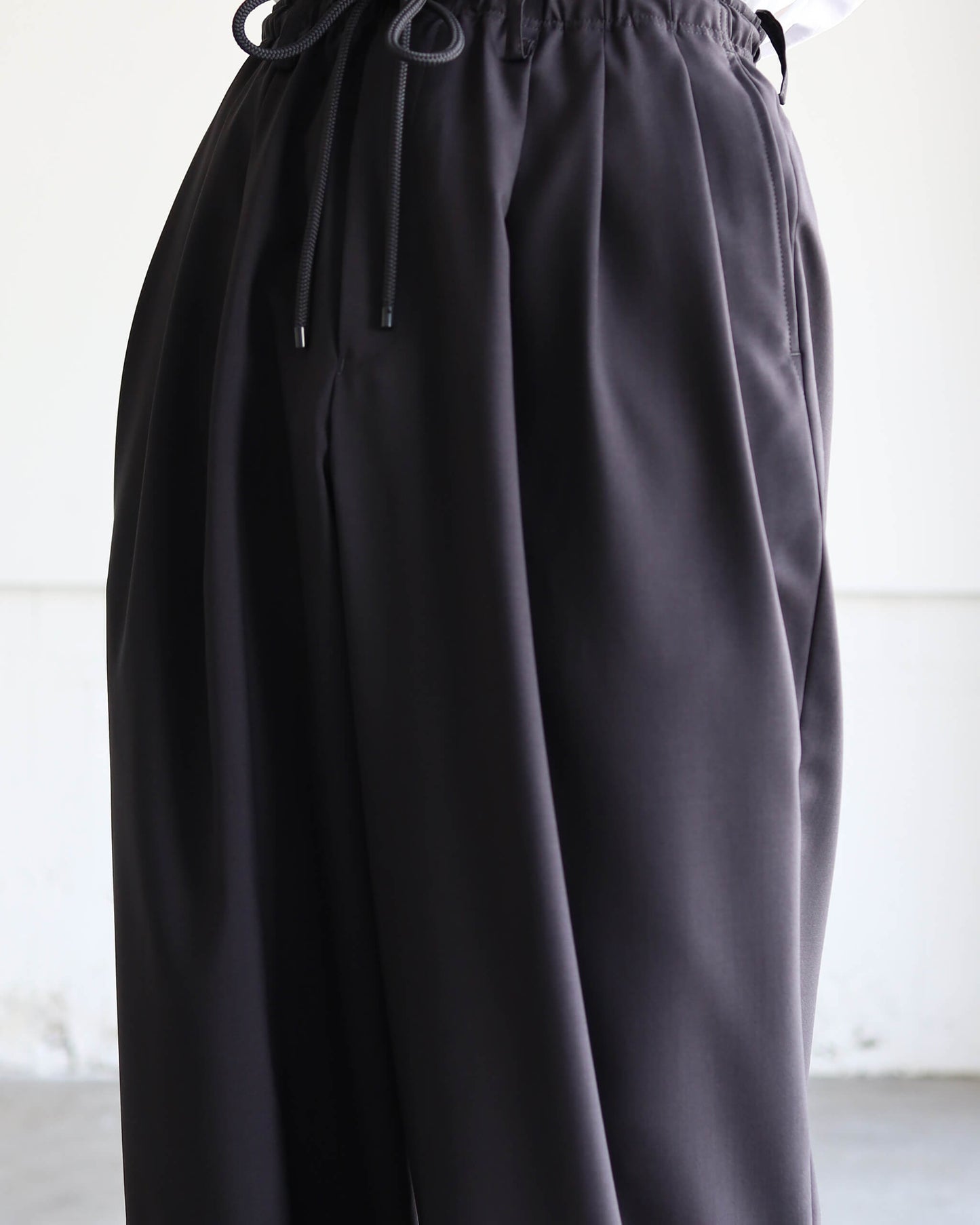 TRIPLE PLEATED EASY TROUSERS ORGANIC WOOL 2/80 TROPICAL "CHARCOAL"