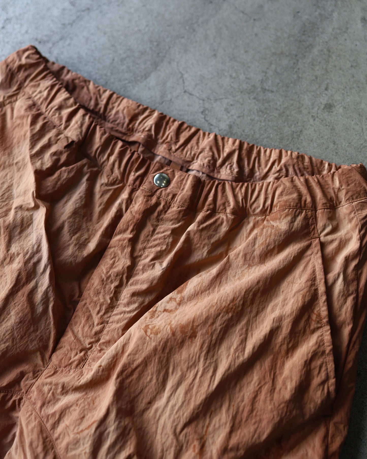 GARMENT DYED NYLON CARGO SHORTS "KAKISHIBU"