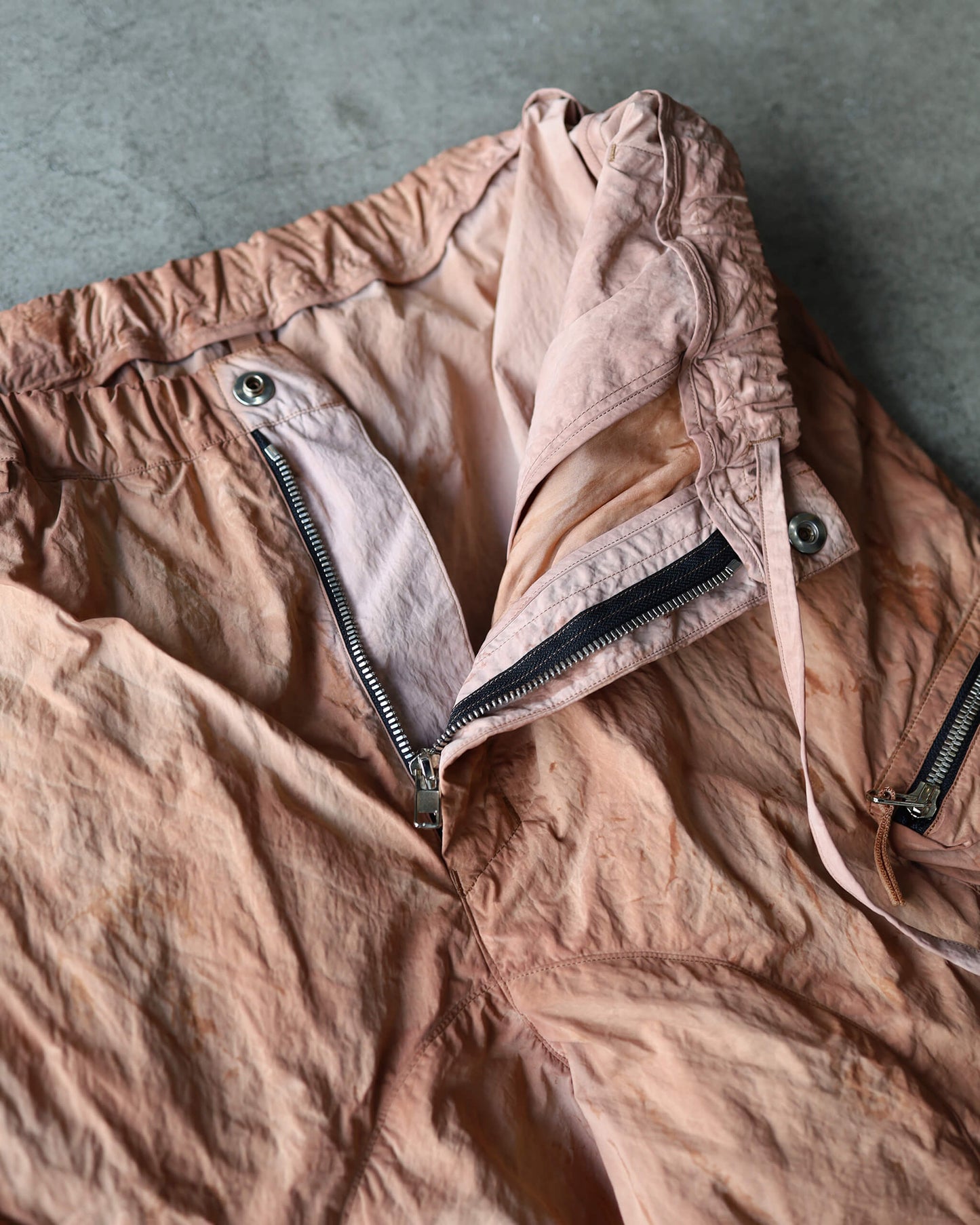 GARMENT DYED NYLON CARGO SHORTS "KAKISHIBU"