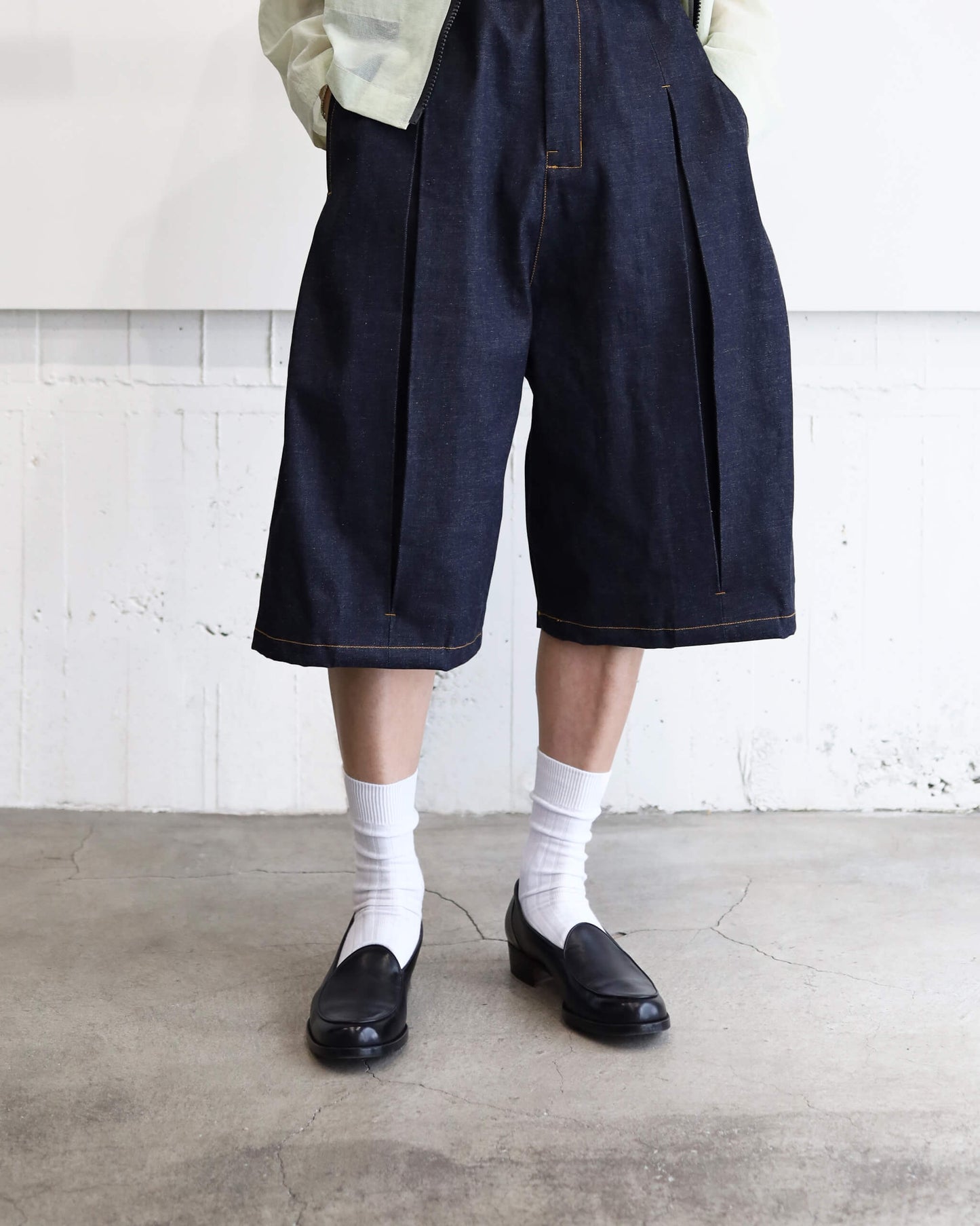 BOX PLEAT SHORT "RAW DENIM"