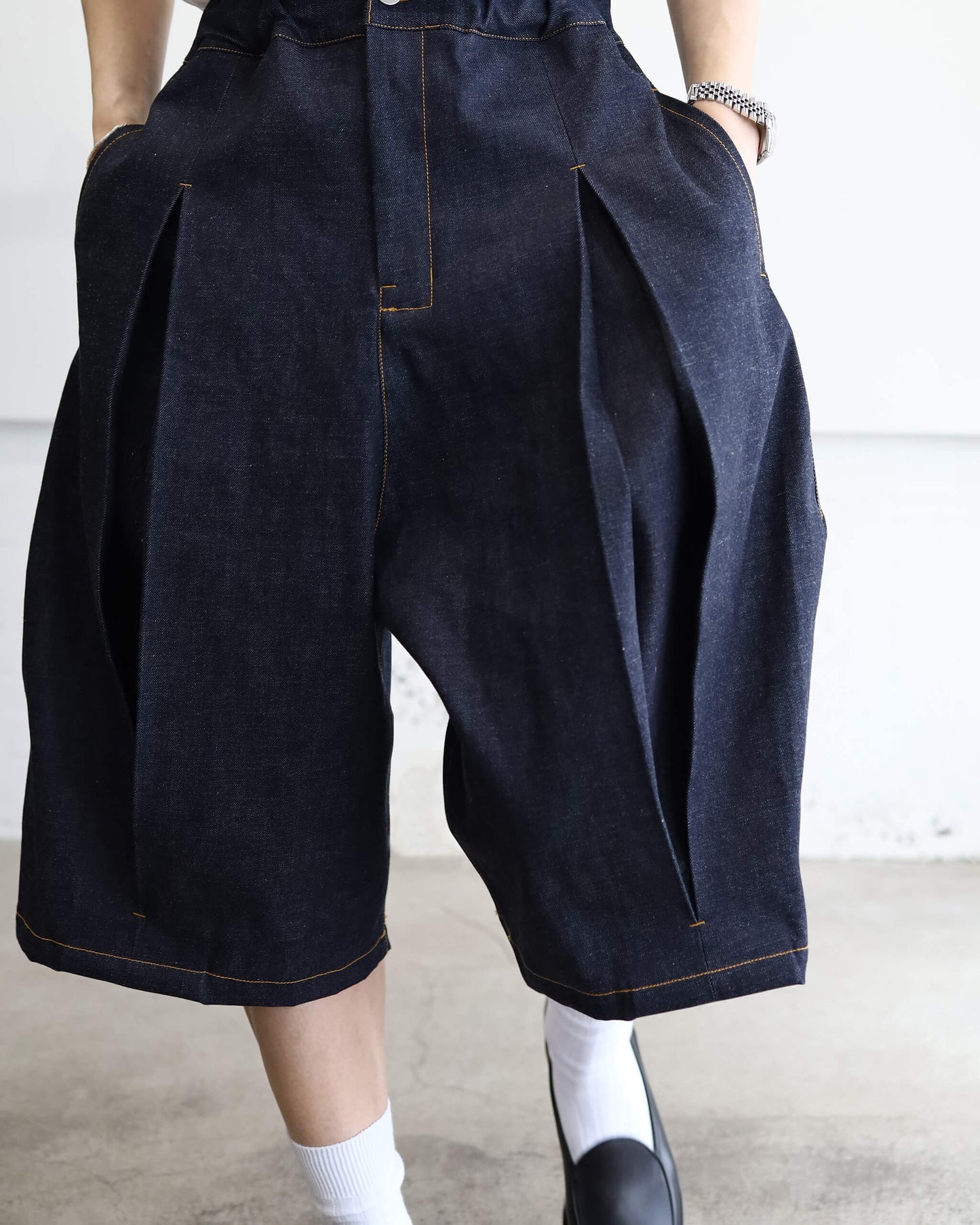 BOX PLEAT SHORT "RAW DENIM"