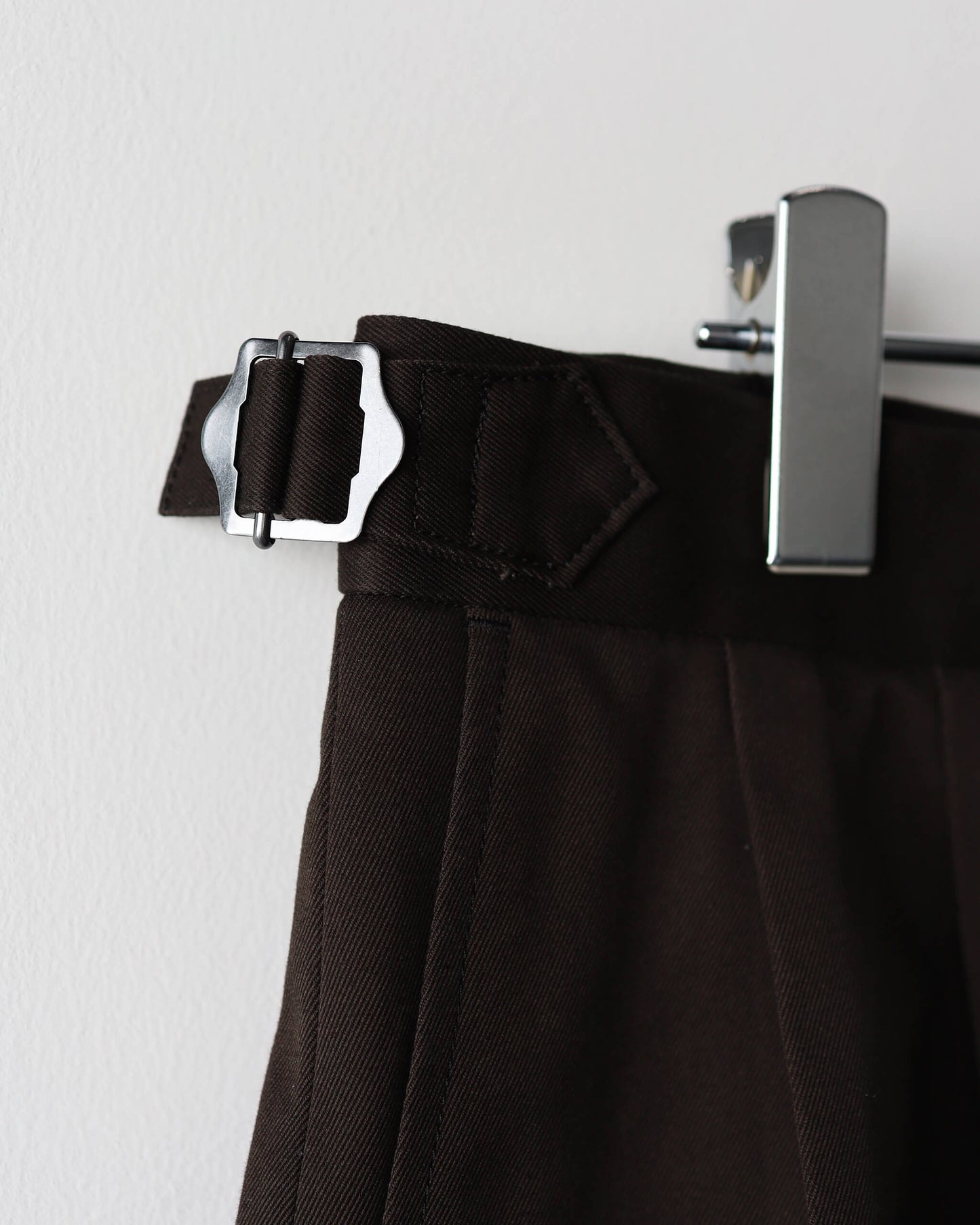 TWO TUCK CROPPED TROUSERS ORGANIC COTTON TWILL "CHARCOAL"