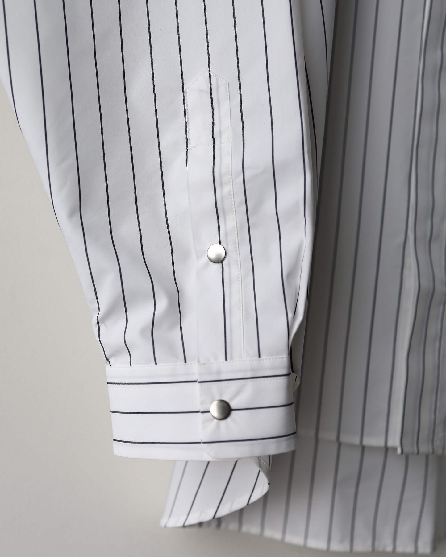 TECH STRIPE SHIRT "WHITE × NAVY"