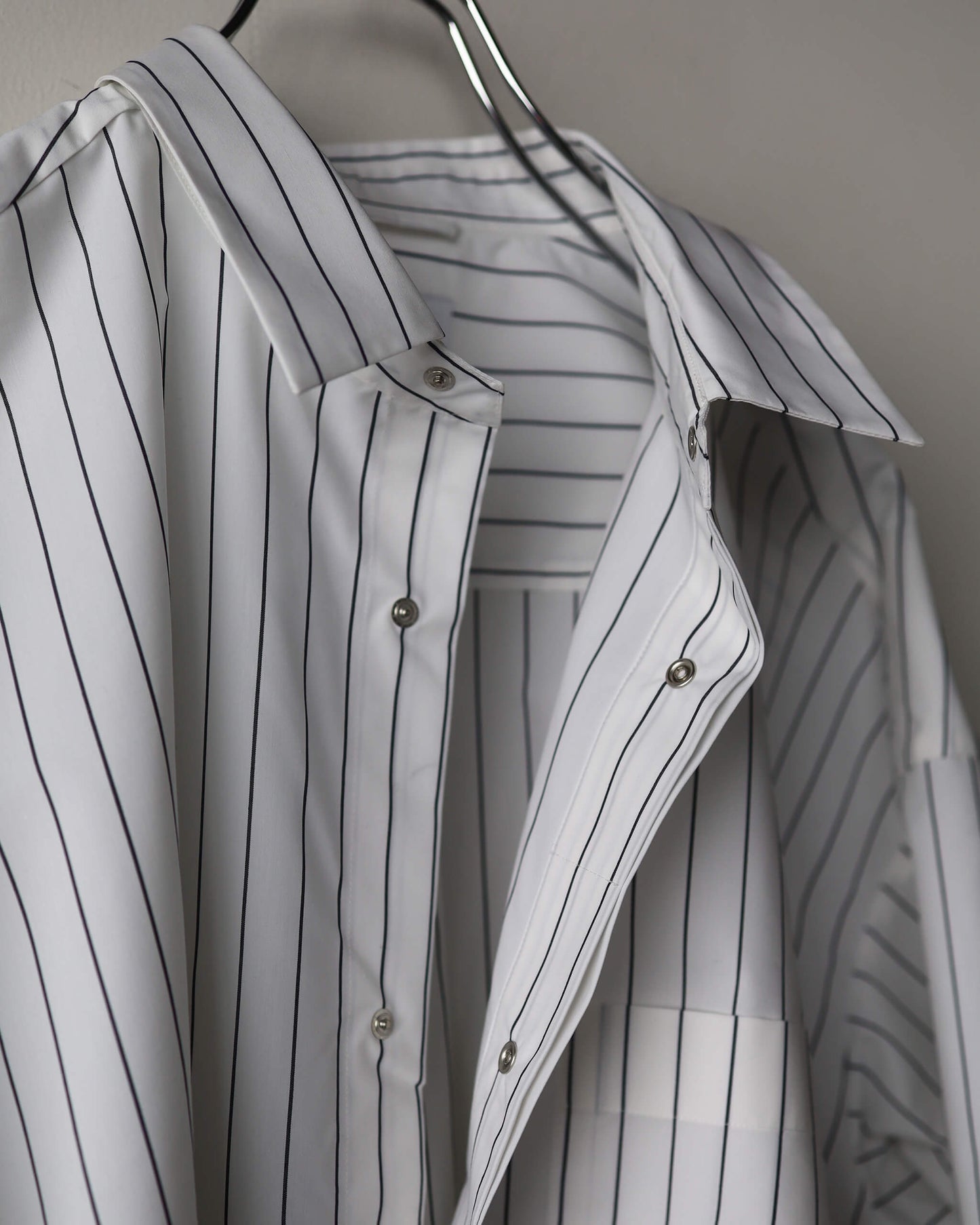 TECH STRIPE SHIRT "WHITE × NAVY"
