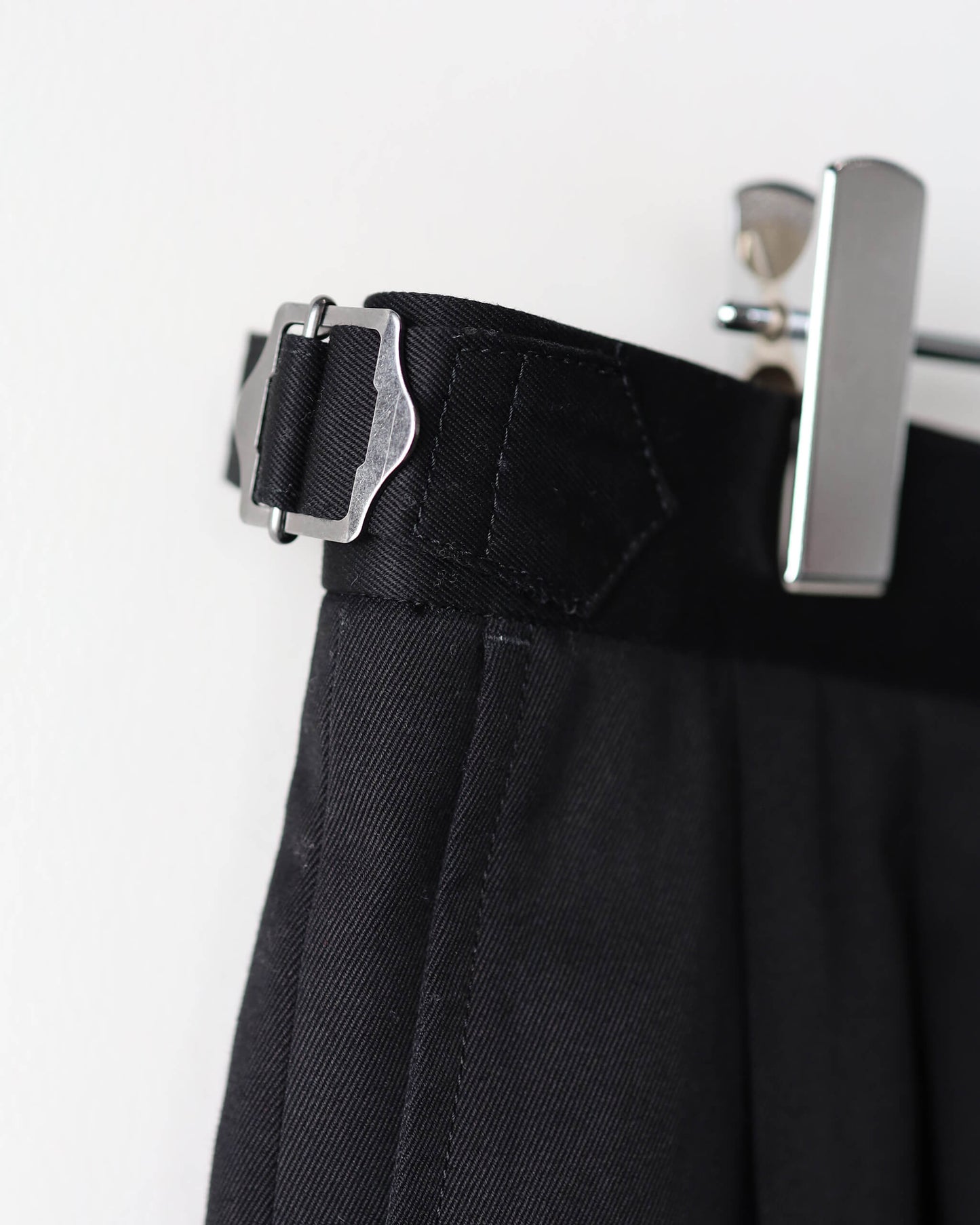 TWO TUCK CROPPED TROUSERS ORGANIC COTTON TWILL "BLACK"
