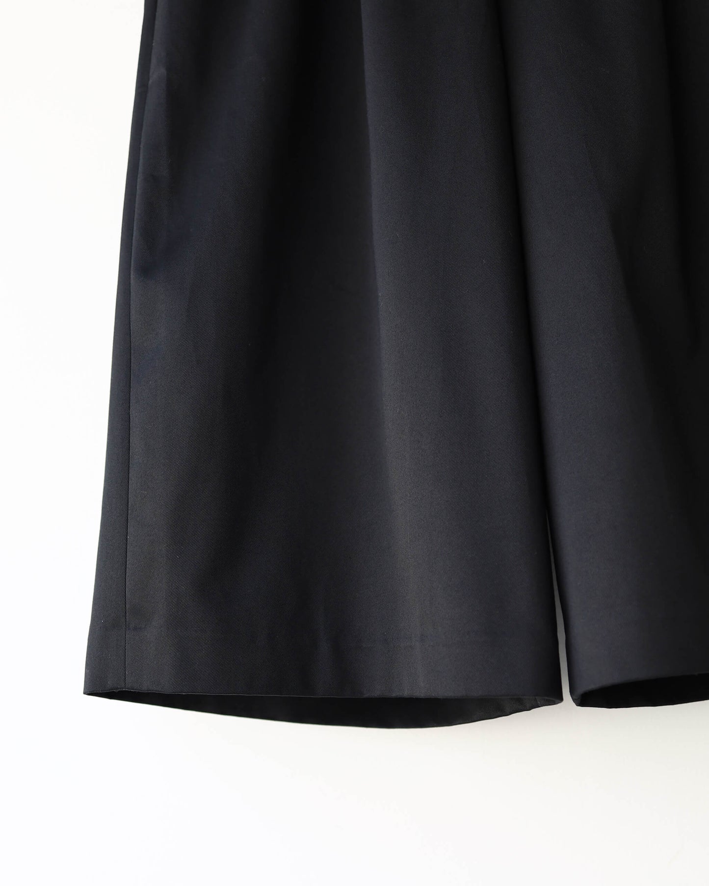TWO TUCK CROPPED TROUSERS ORGANIC COTTON TWILL "BLACK"