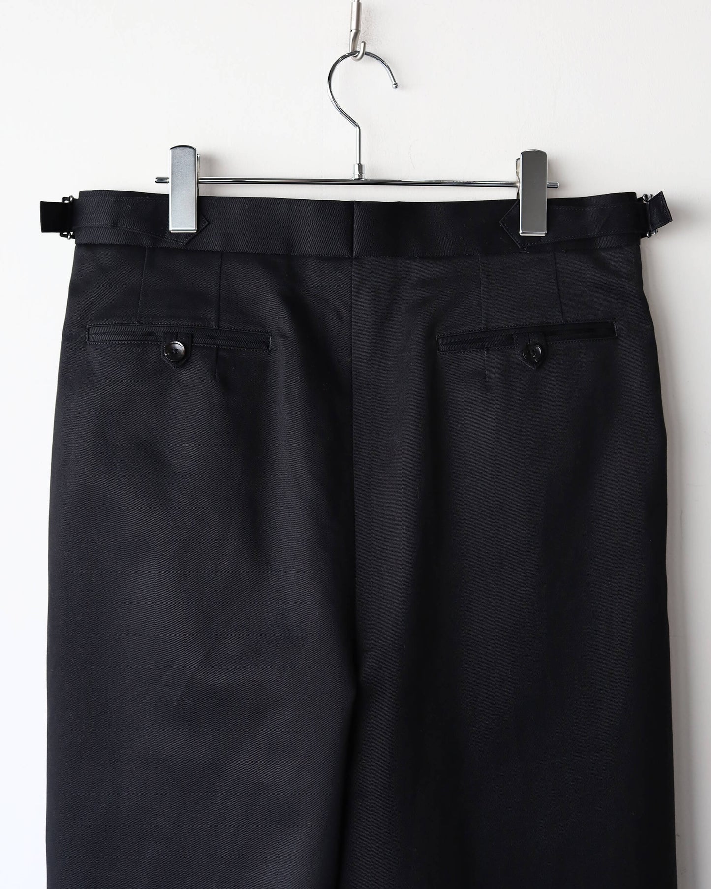 TWO TUCK CROPPED TROUSERS ORGANIC COTTON TWILL "BLACK"