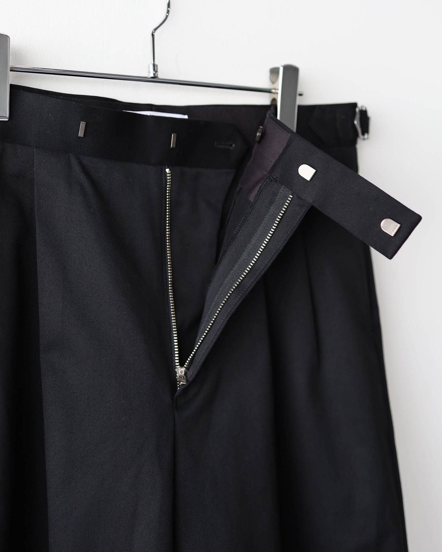 TWO TUCK CROPPED TROUSERS ORGANIC COTTON TWILL "BLACK"