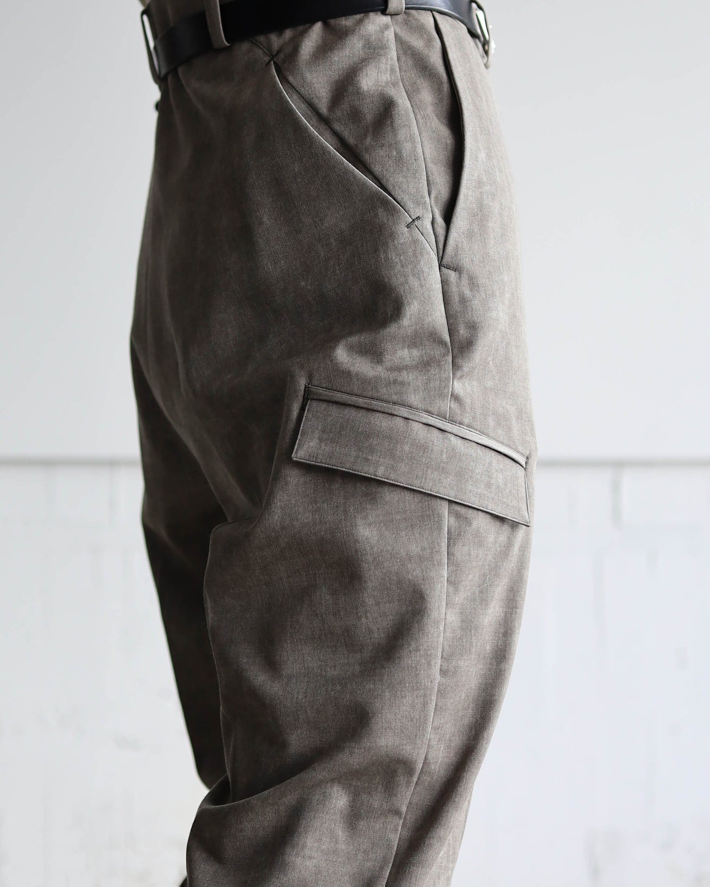 NATURAL DYED WOOL GABARDINE TROUSERS "KURE"
