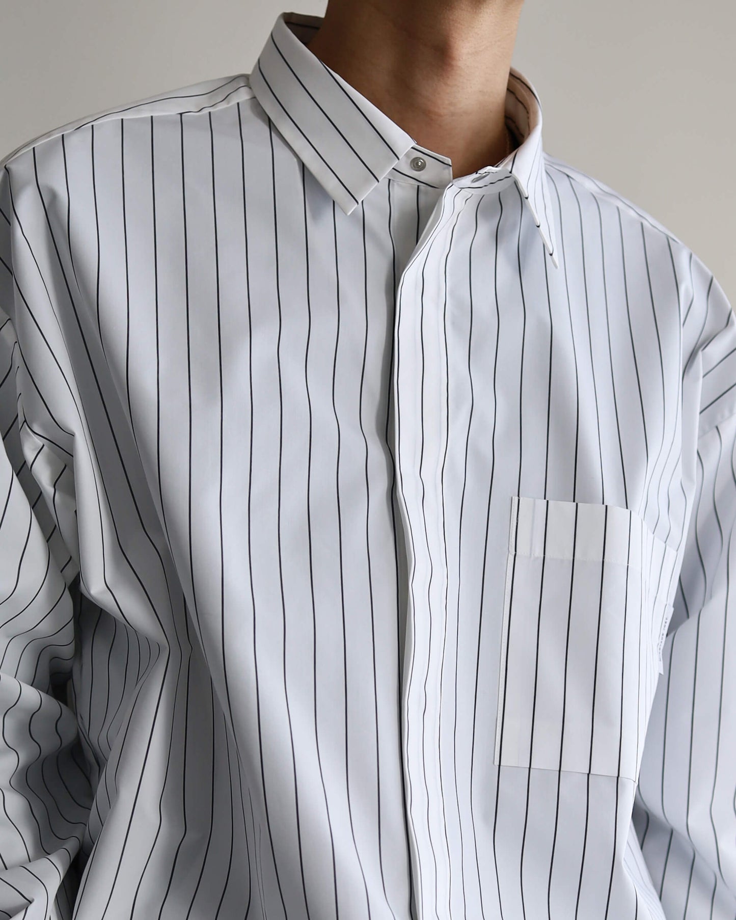 TECH STRIPE SHIRT "WHITE × NAVY"