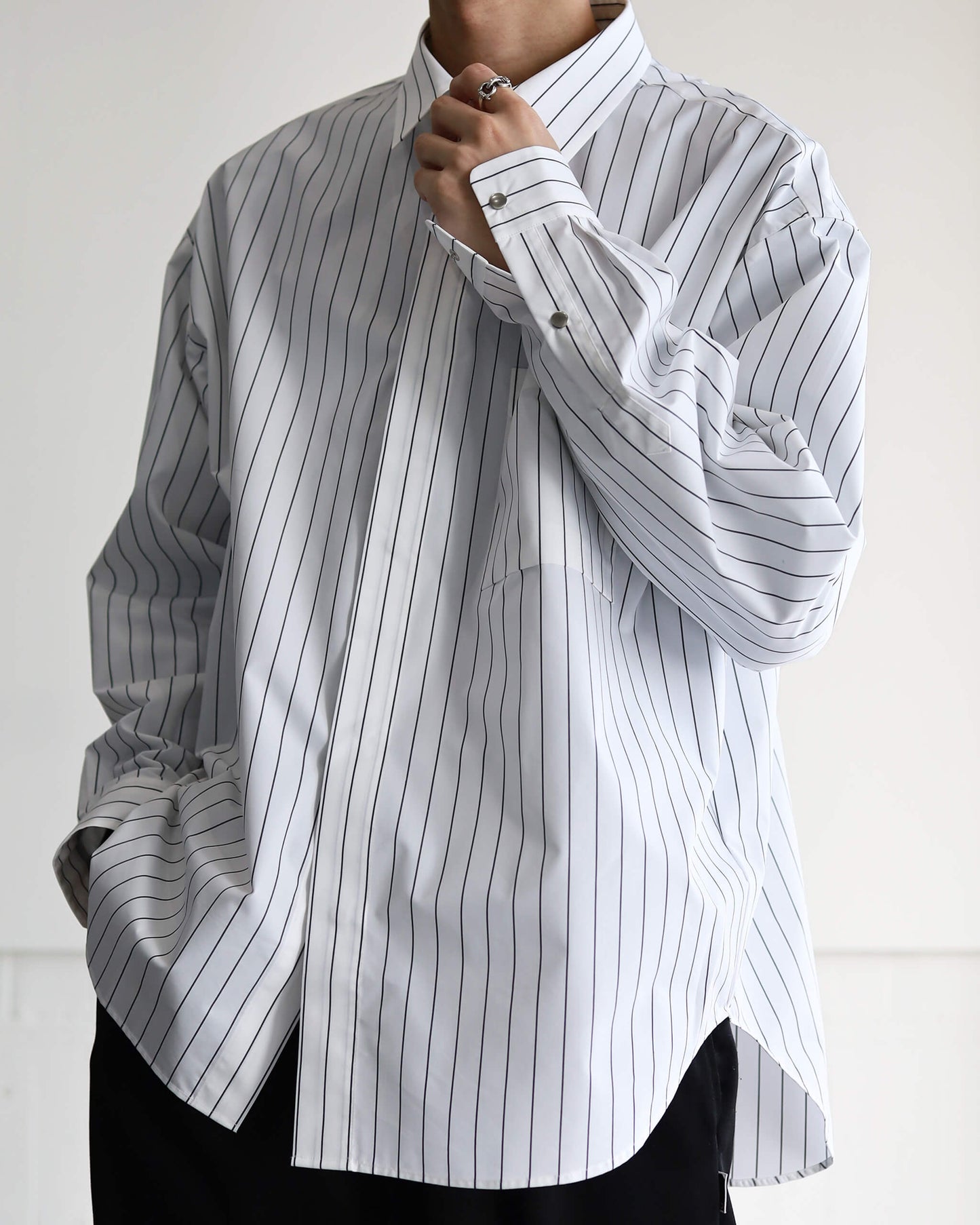 TECH STRIPE SHIRT "WHITE × NAVY"