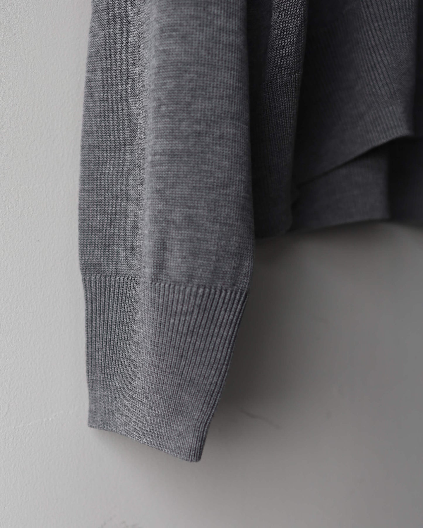 CREW-NECK SWEATER "TOP GRAY"