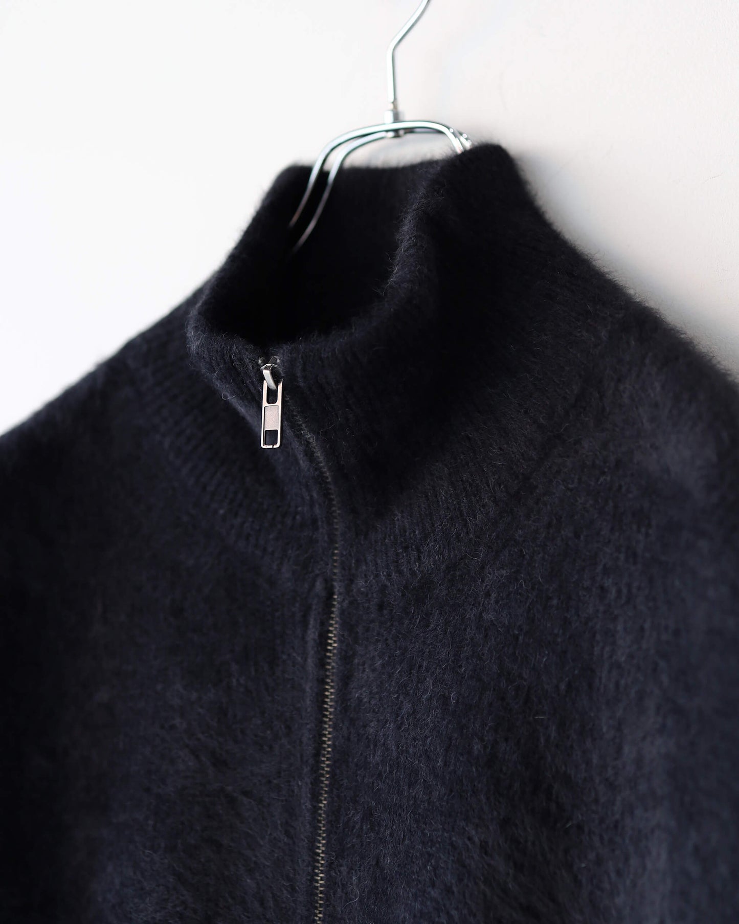 FOX CASHMERE ZIP-UP VEST "BLACK"