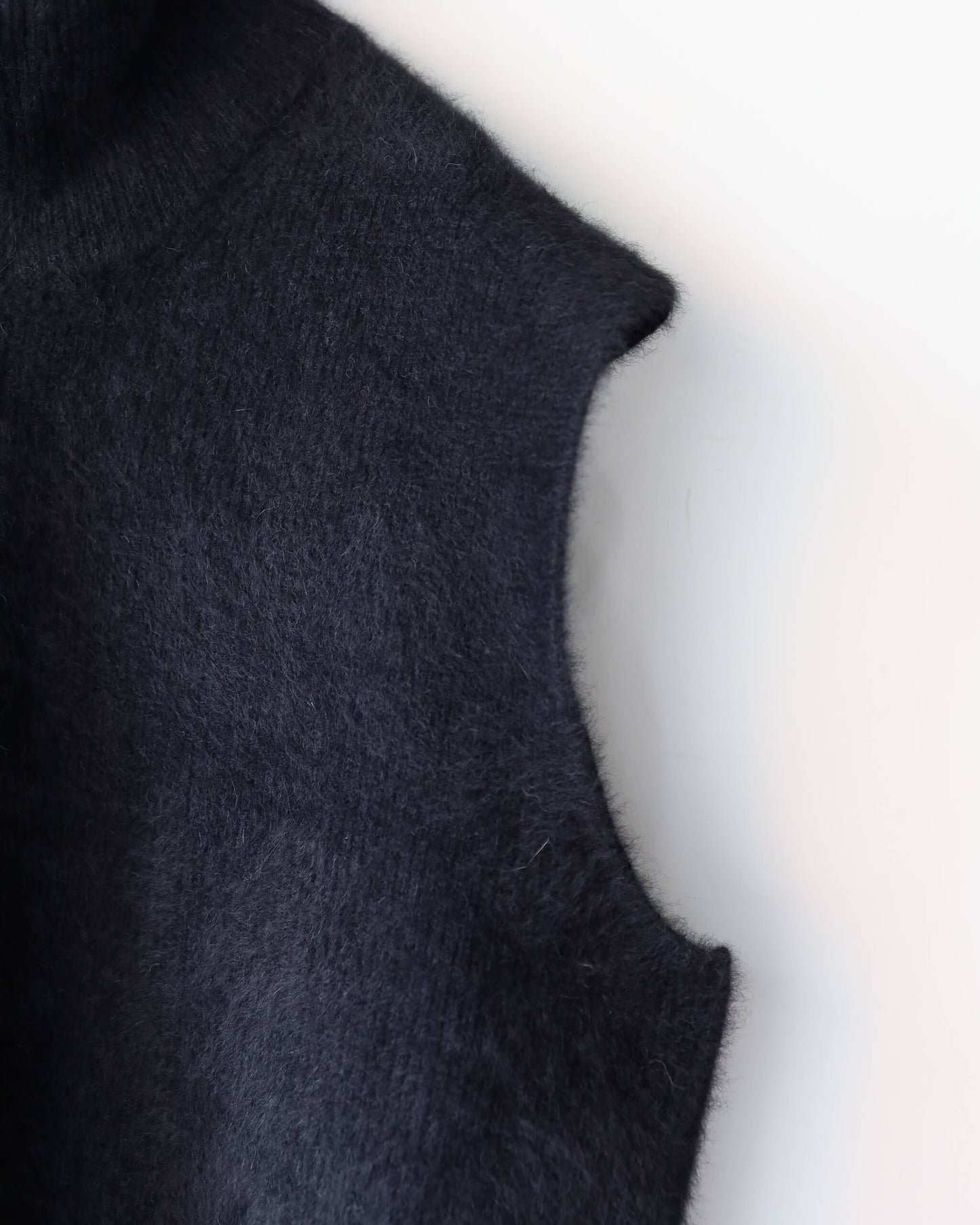 FOX CASHMERE ZIP-UP VEST "BLACK"