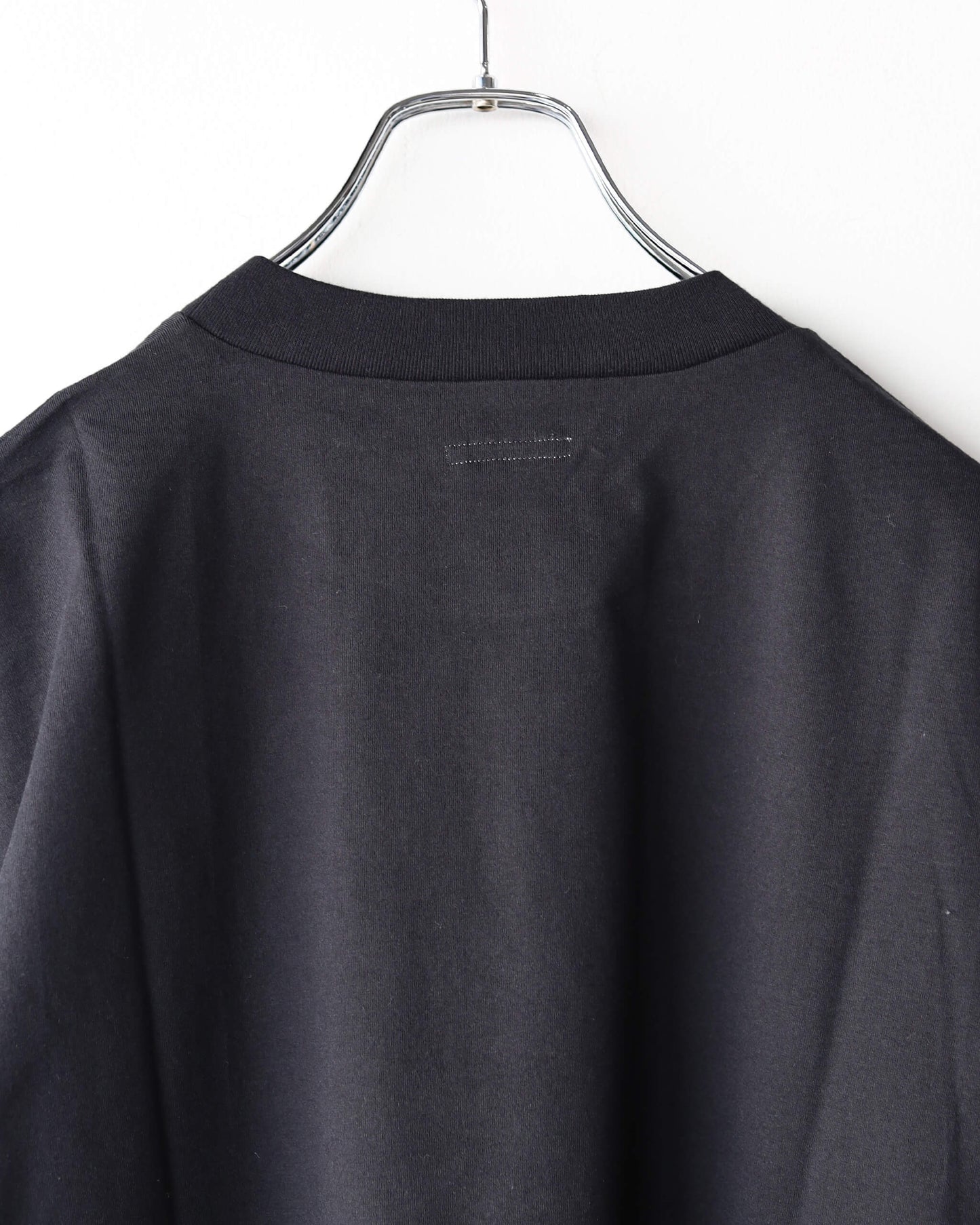 SWALLOW'S FEATHER PRINT T-SHIRT "Bk"