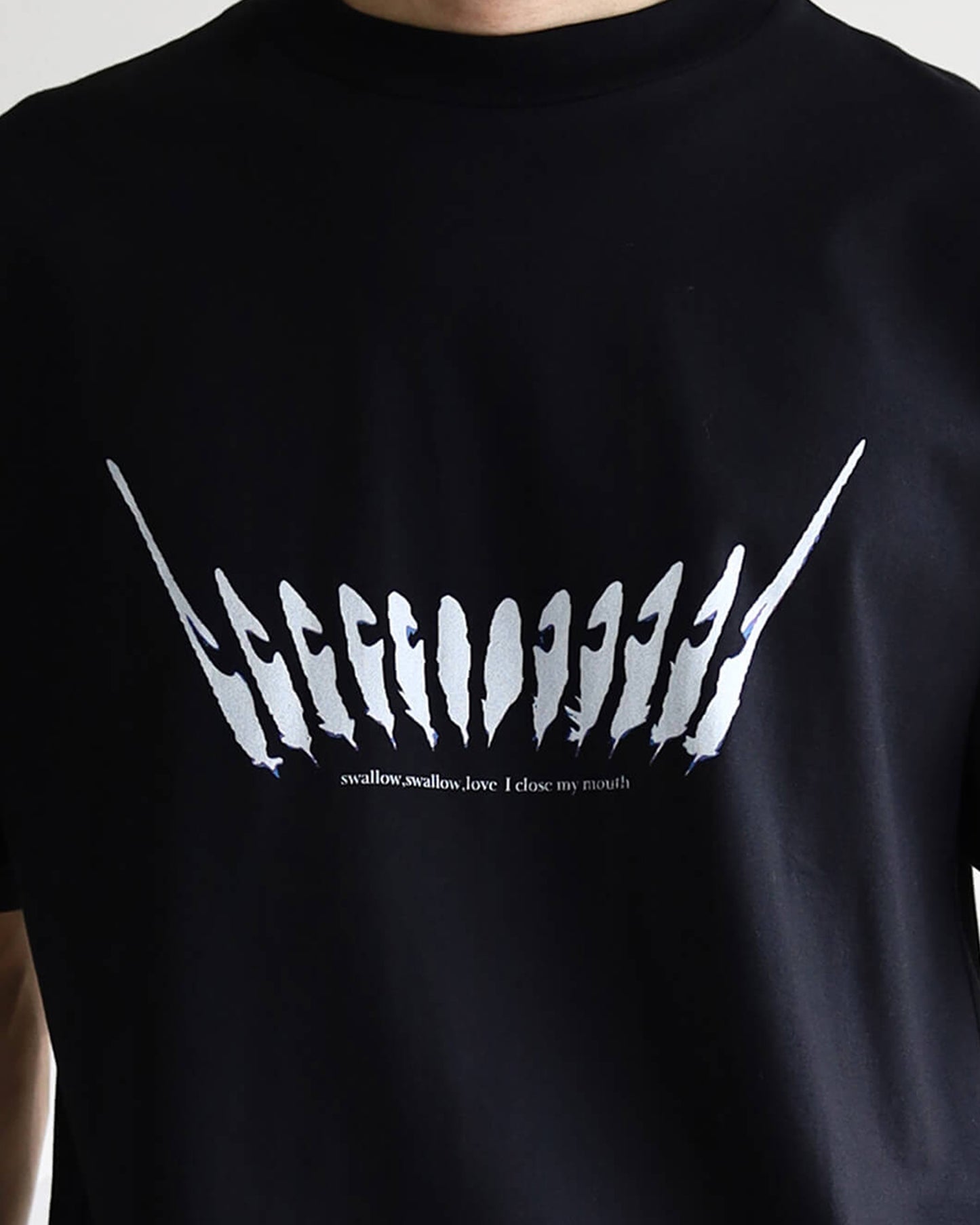 SWALLOW'S FEATHER PRINT T-SHIRT "Bk"