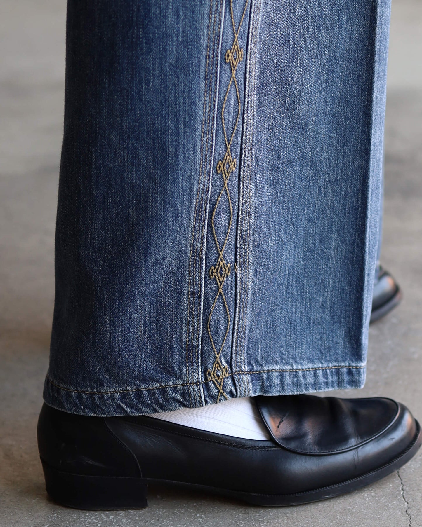 WIDE EMBROIDERY DENIM PANTS "WASHED INDIGO"