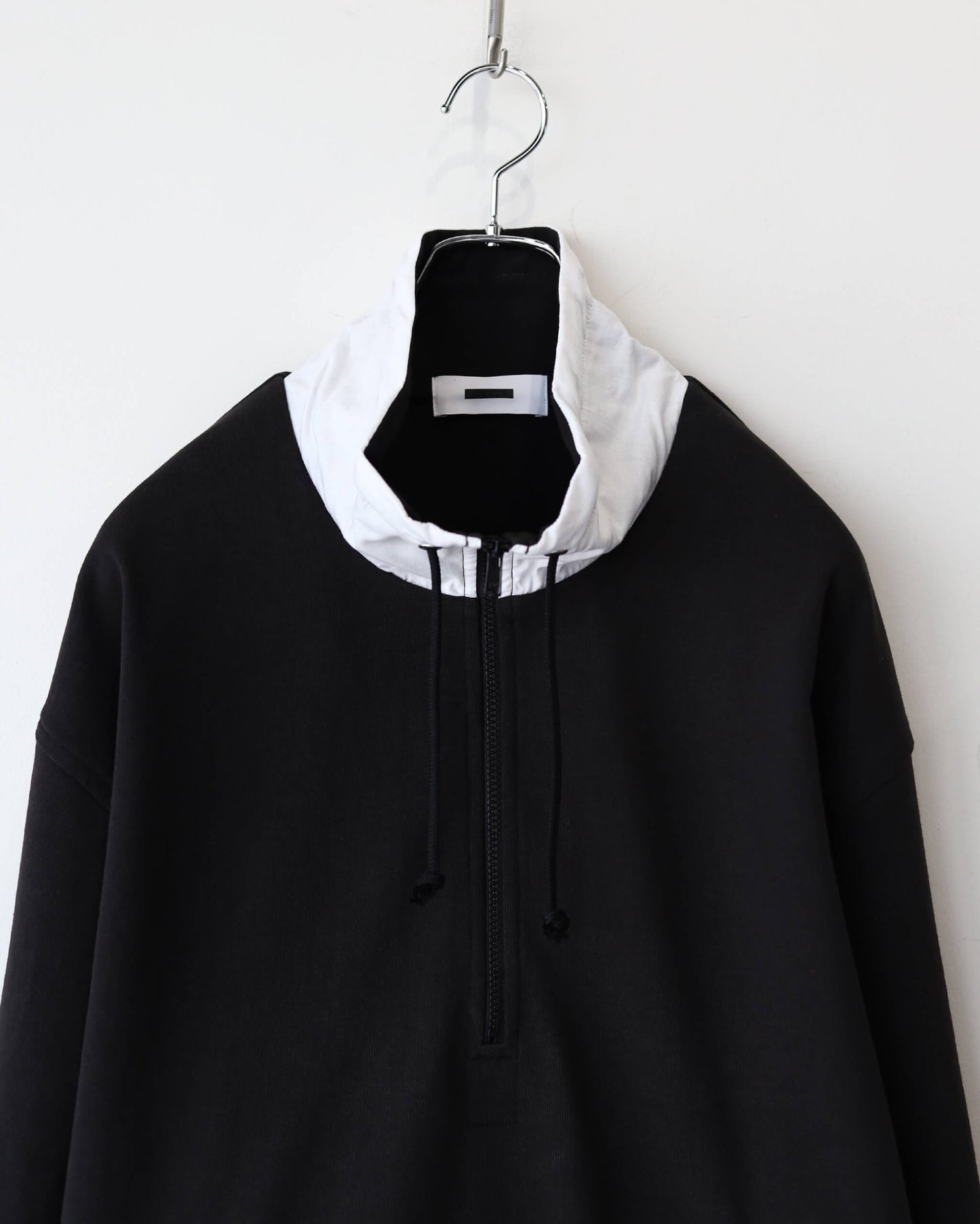 STAND COLLAR HALF ZIP SWEAT "BLACK × WHITE"