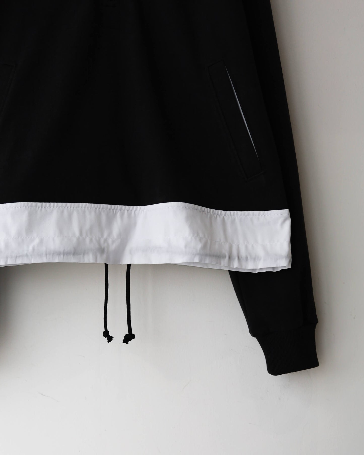 STAND COLLAR HALF ZIP SWEAT "BLACK × WHITE"