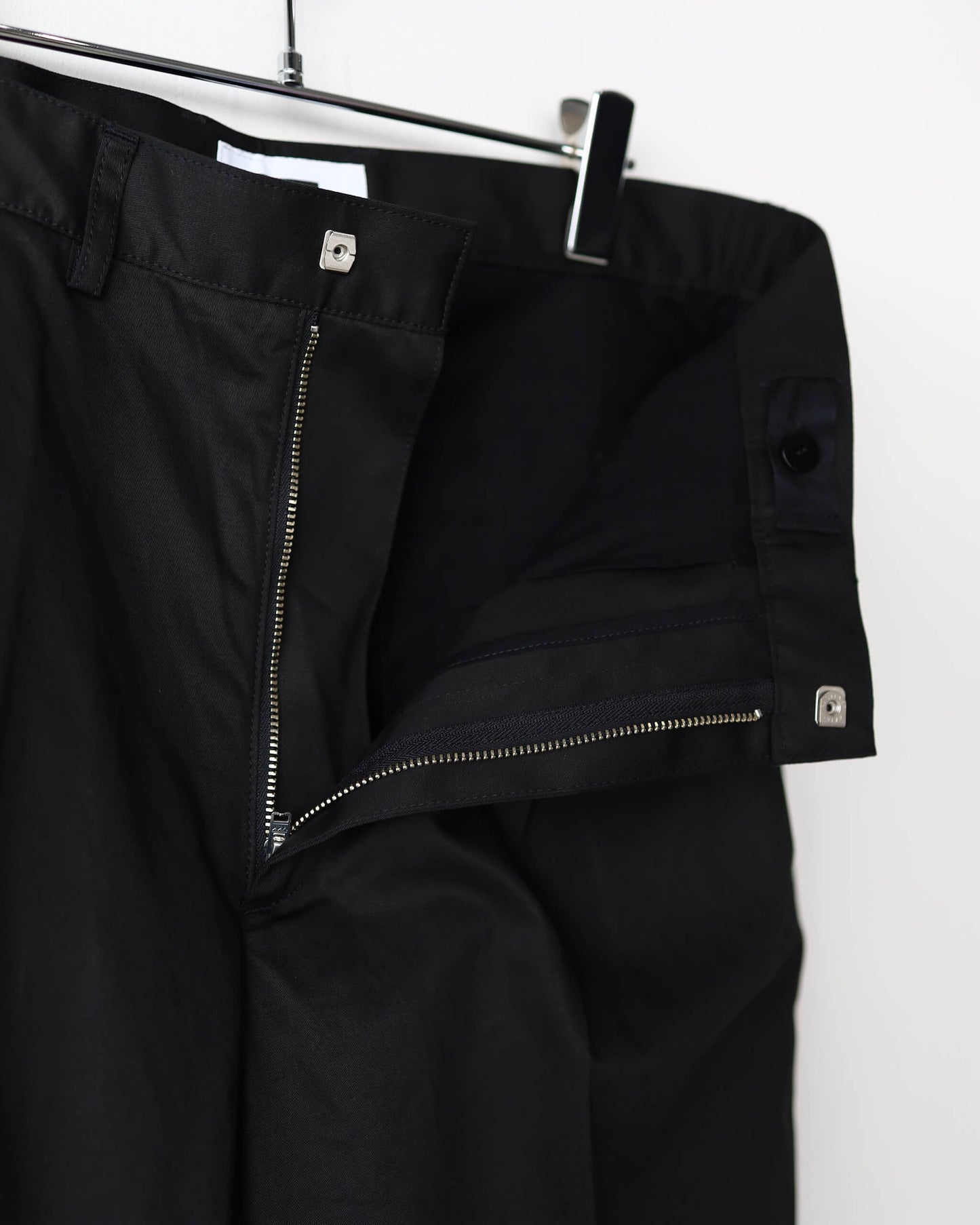 TACKED CHINO TROUSERS - PLANE - STANDARD "BLACK"