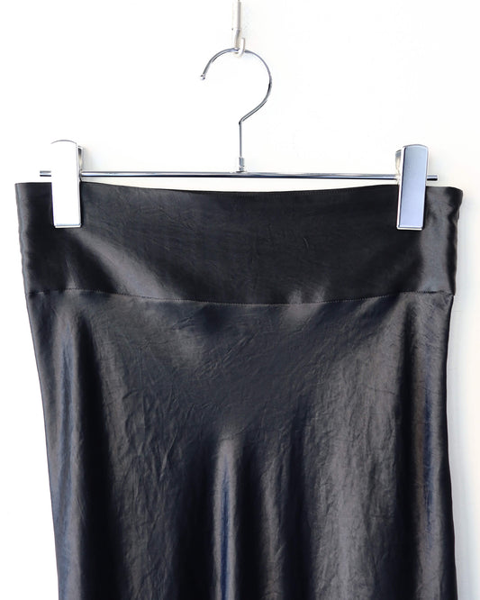 V-SATIN SKIRT "BLACK"