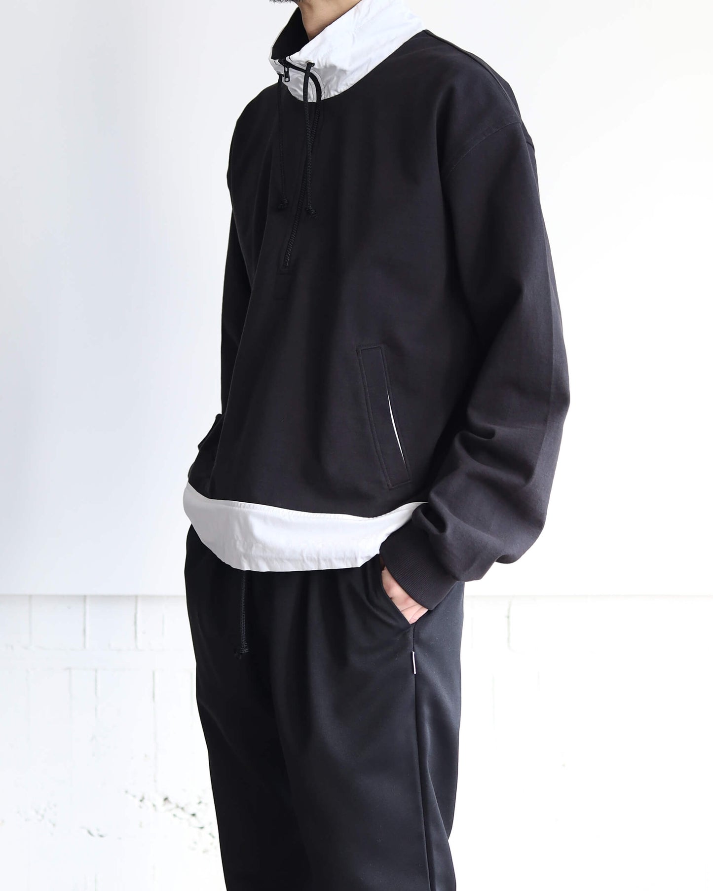 STAND COLLAR HALF ZIP SWEAT "BLACK × WHITE"
