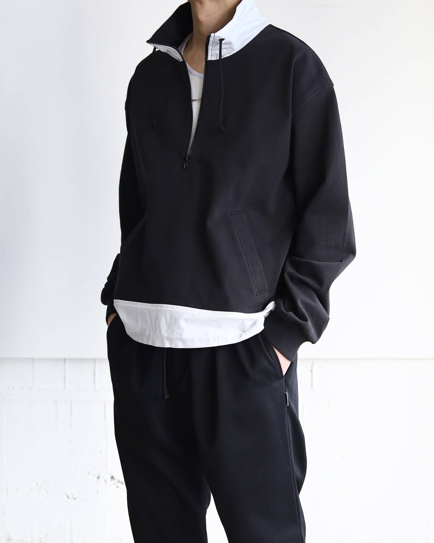 STAND COLLAR HALF ZIP SWEAT "BLACK × WHITE"