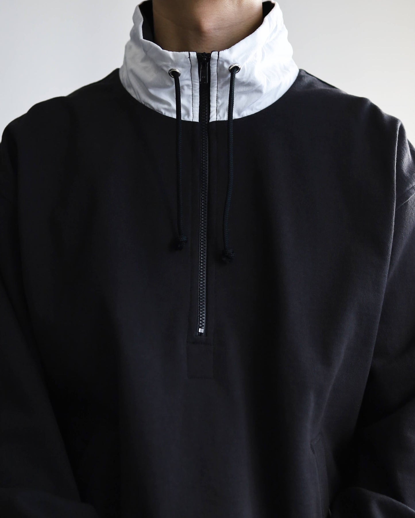 STAND COLLAR HALF ZIP SWEAT "BLACK × WHITE"