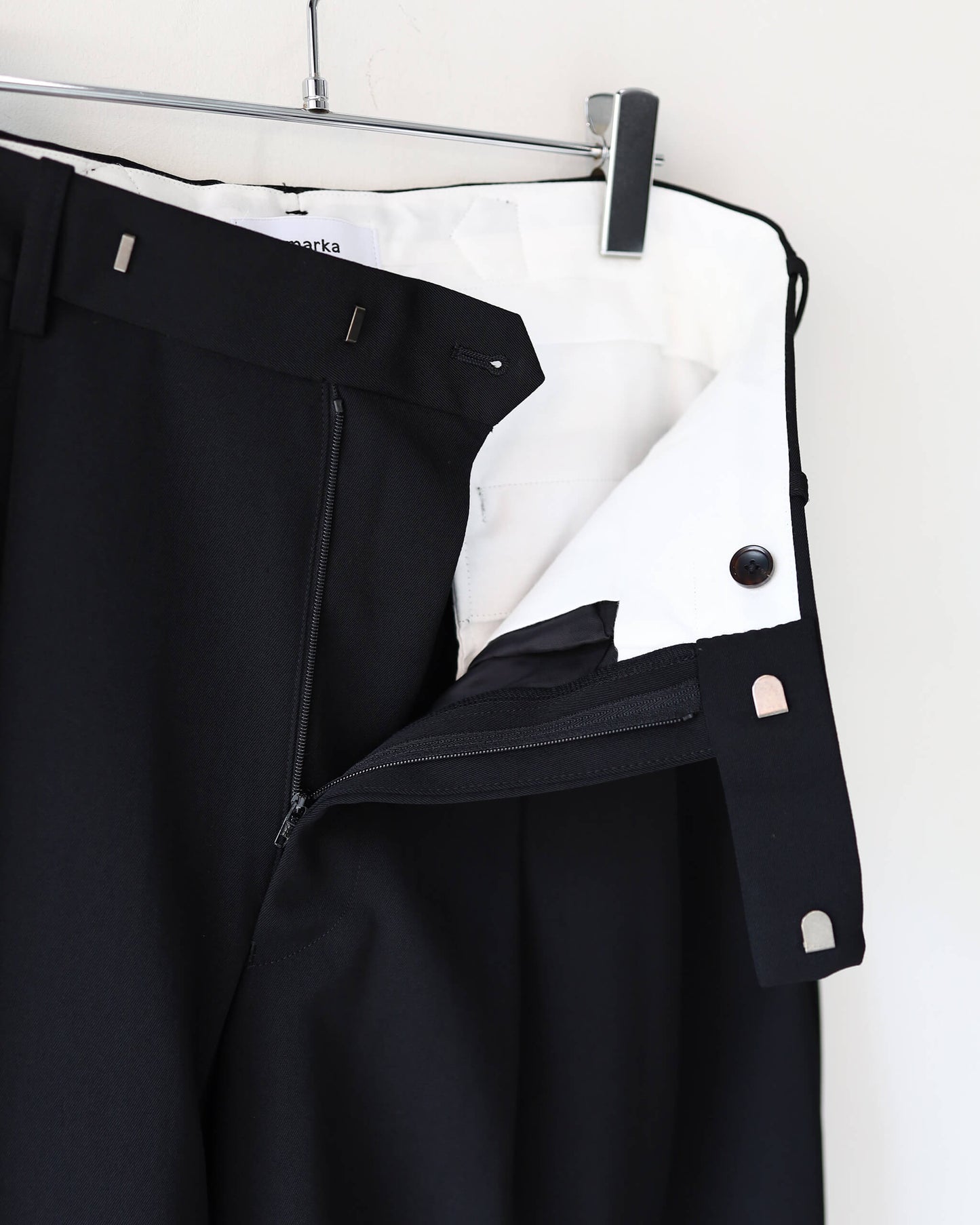 TWO TUCK BAGGY TROUSERS 2/60 WASHER WOOL GABARDINE "BLACK"