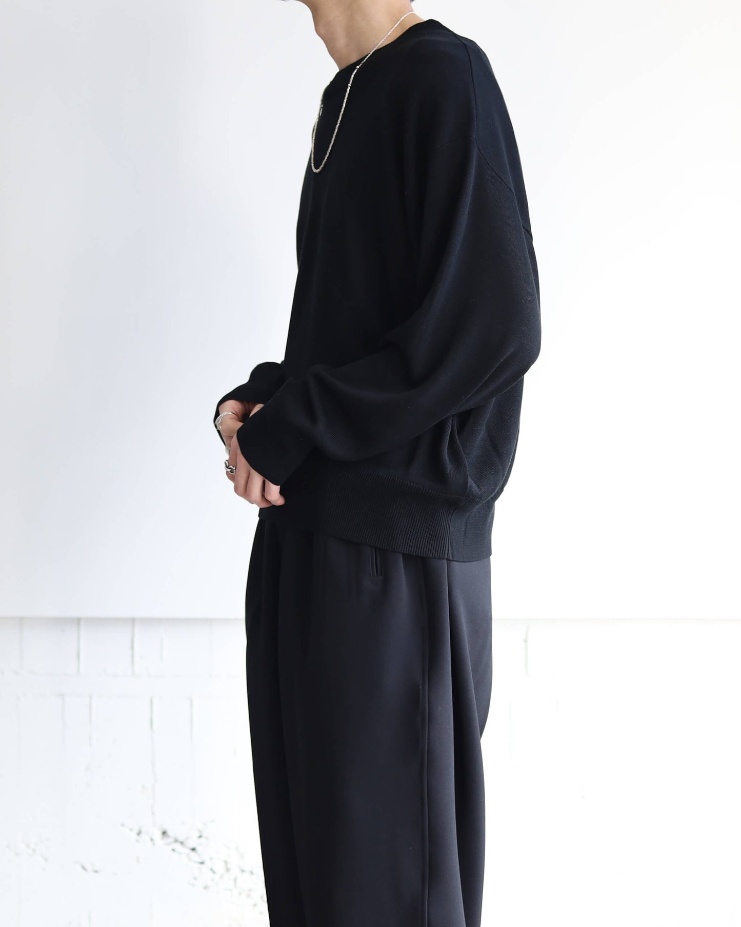 CREW-NECK SWEATER "BLACK"