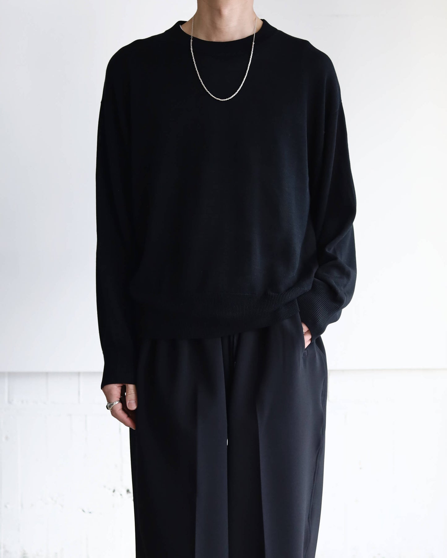 CREW-NECK SWEATER "BLACK"
