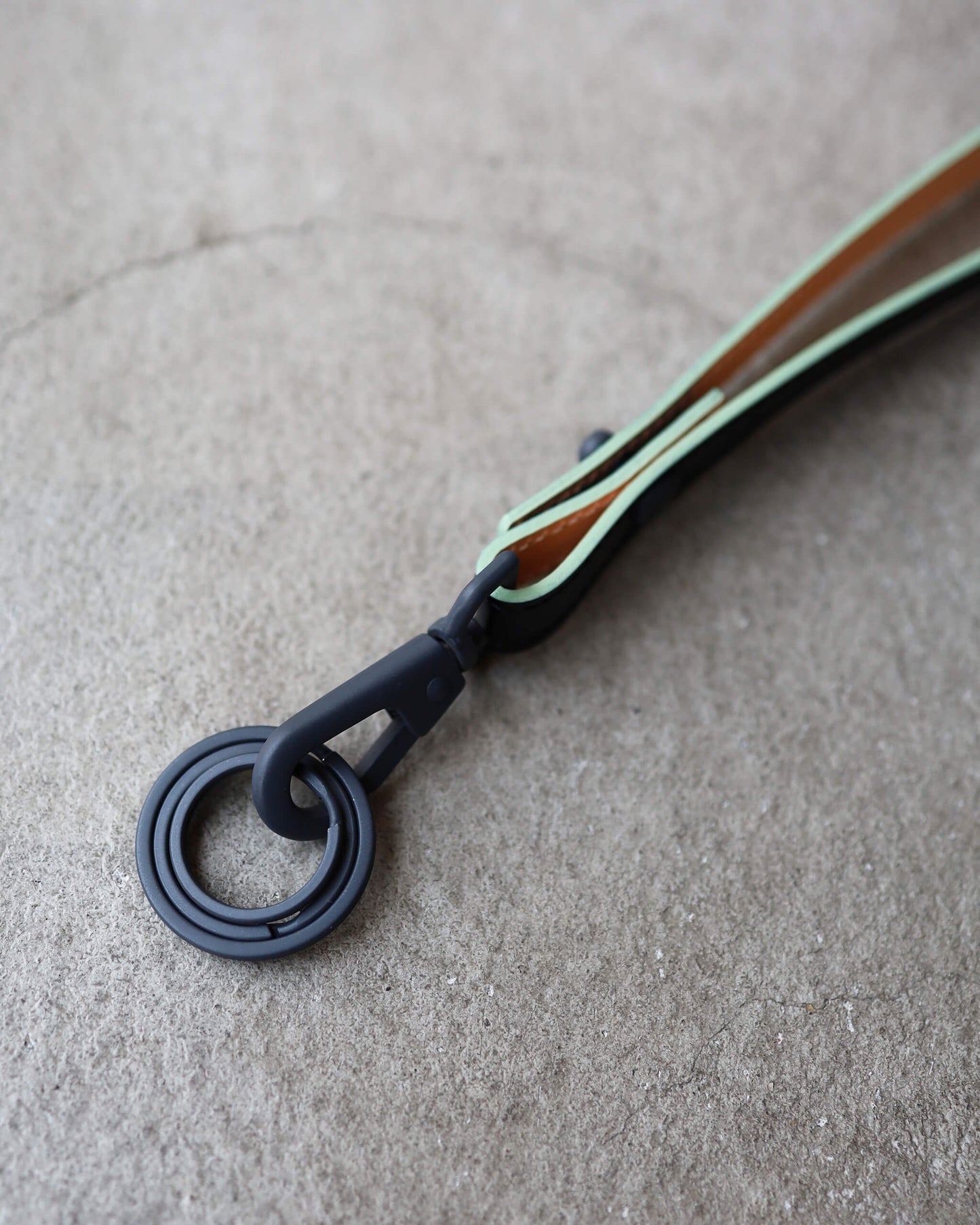 LEATHER NECK STRAP "BLACK x GREEN"