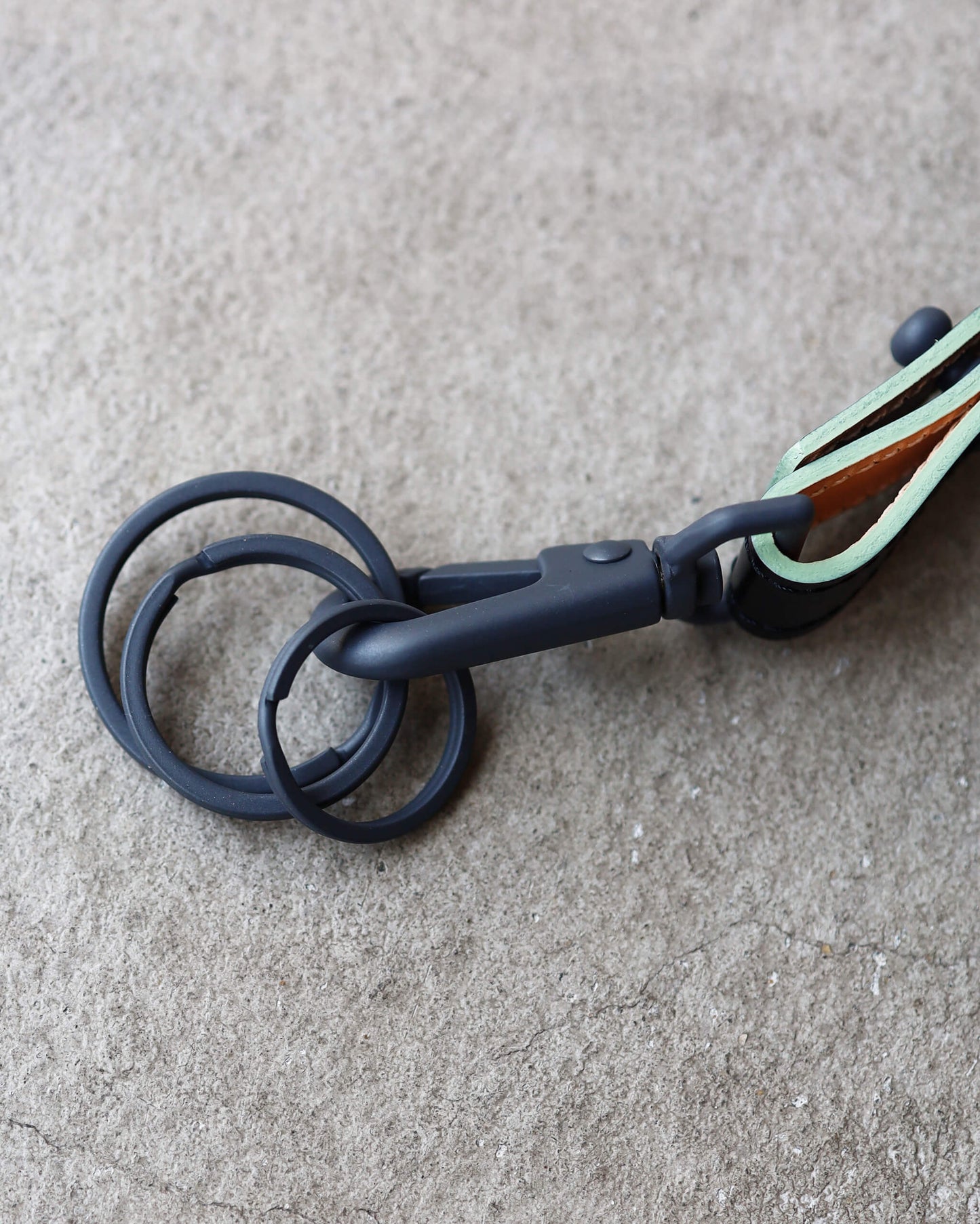 LEATHER NECK STRAP "BLACK x GREEN"