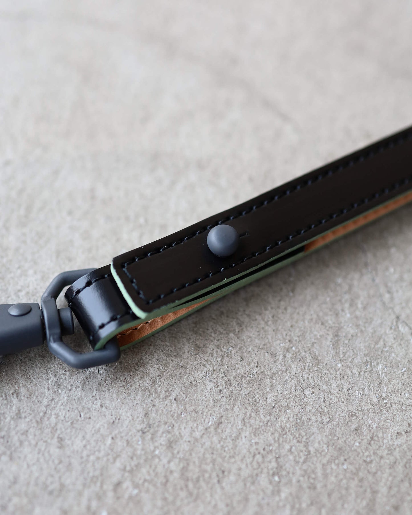 LEATHER NECK STRAP "BLACK x GREEN"