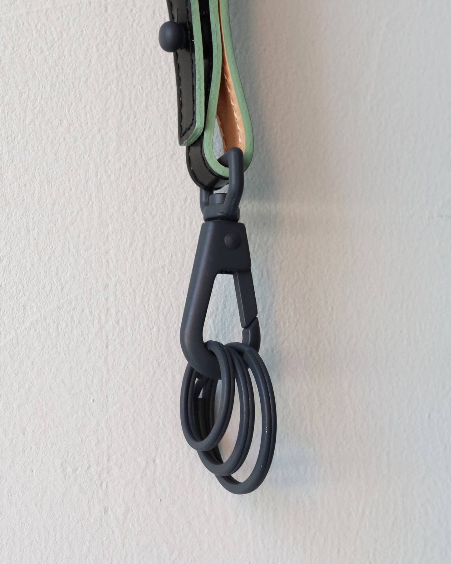LEATHER NECK STRAP "BLACK x GREEN"