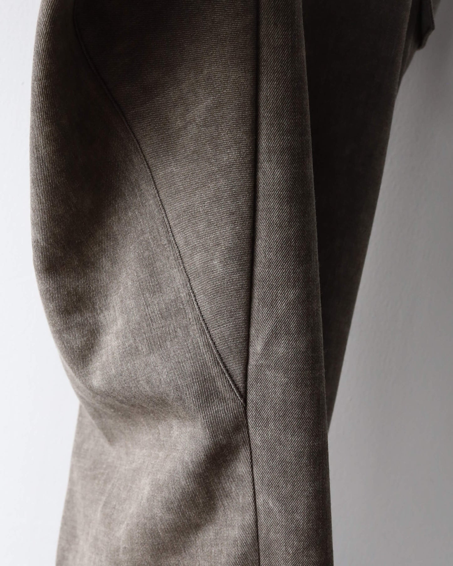 NATURAL DYED WOOL GABARDINE TROUSERS "KURE"