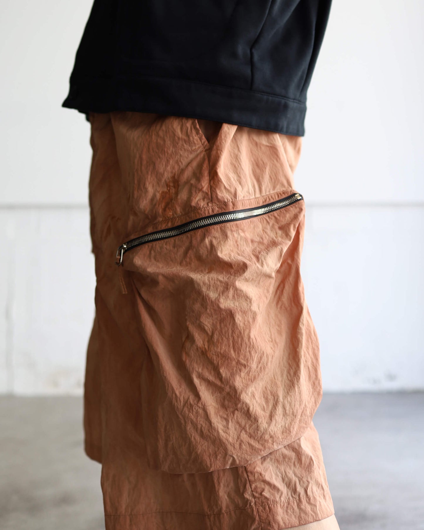 GARMENT DYED NYLON CARGO SHORTS "KAKISHIBU"