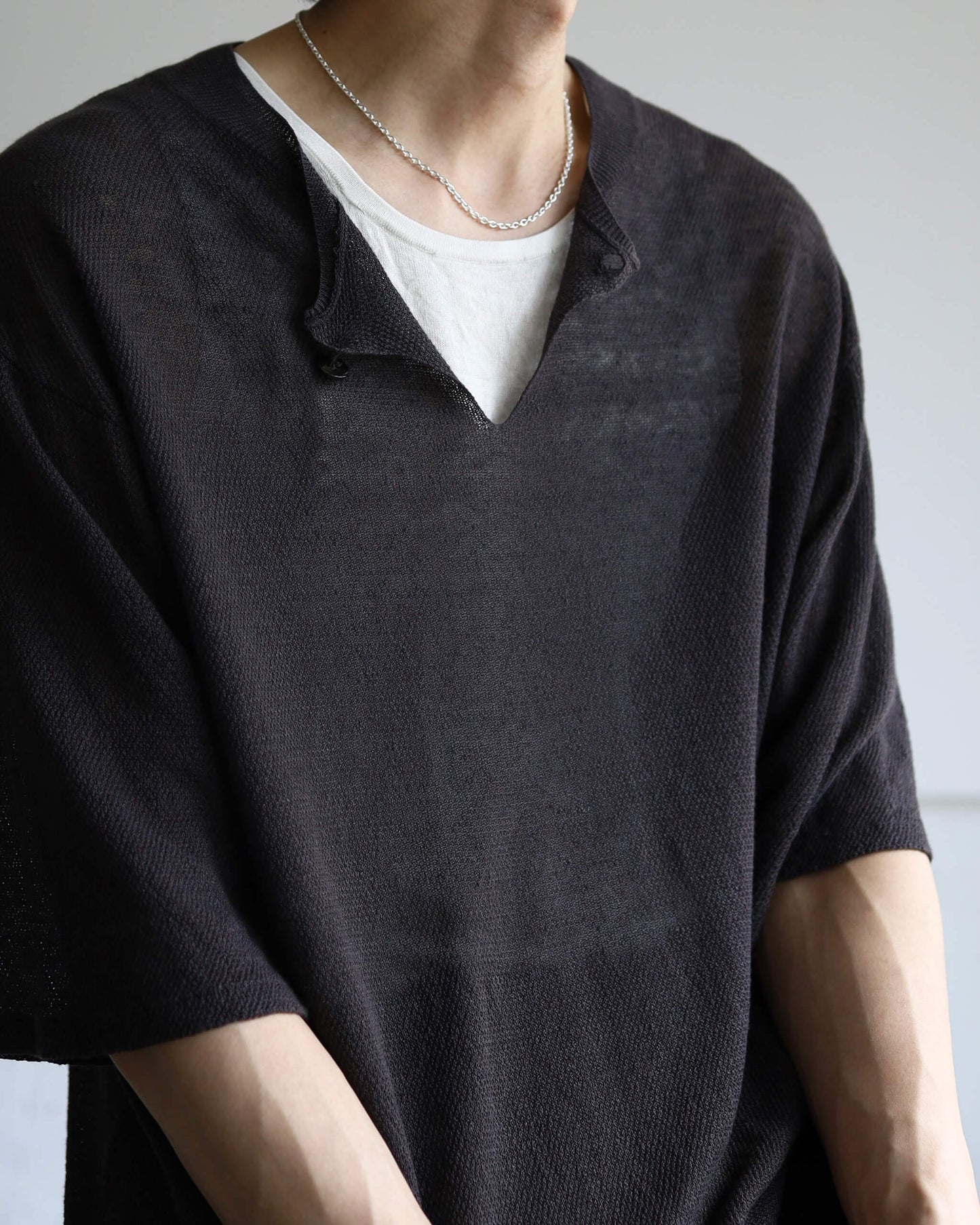 French linen One-button crew neck sweater "Charcoal"