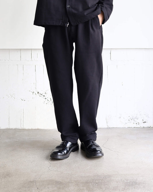 FINE LOOP BACK / PLEAT TRACK TROUSER "BLACK"