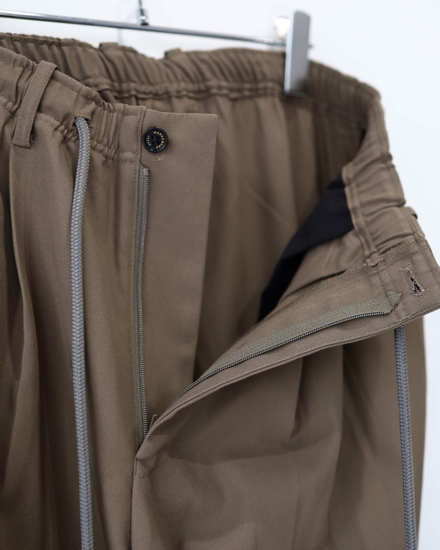 TRIPLE PLEATED EASY TROUSERS ORGANIC COTTON GABARDINE "GRAIGE"