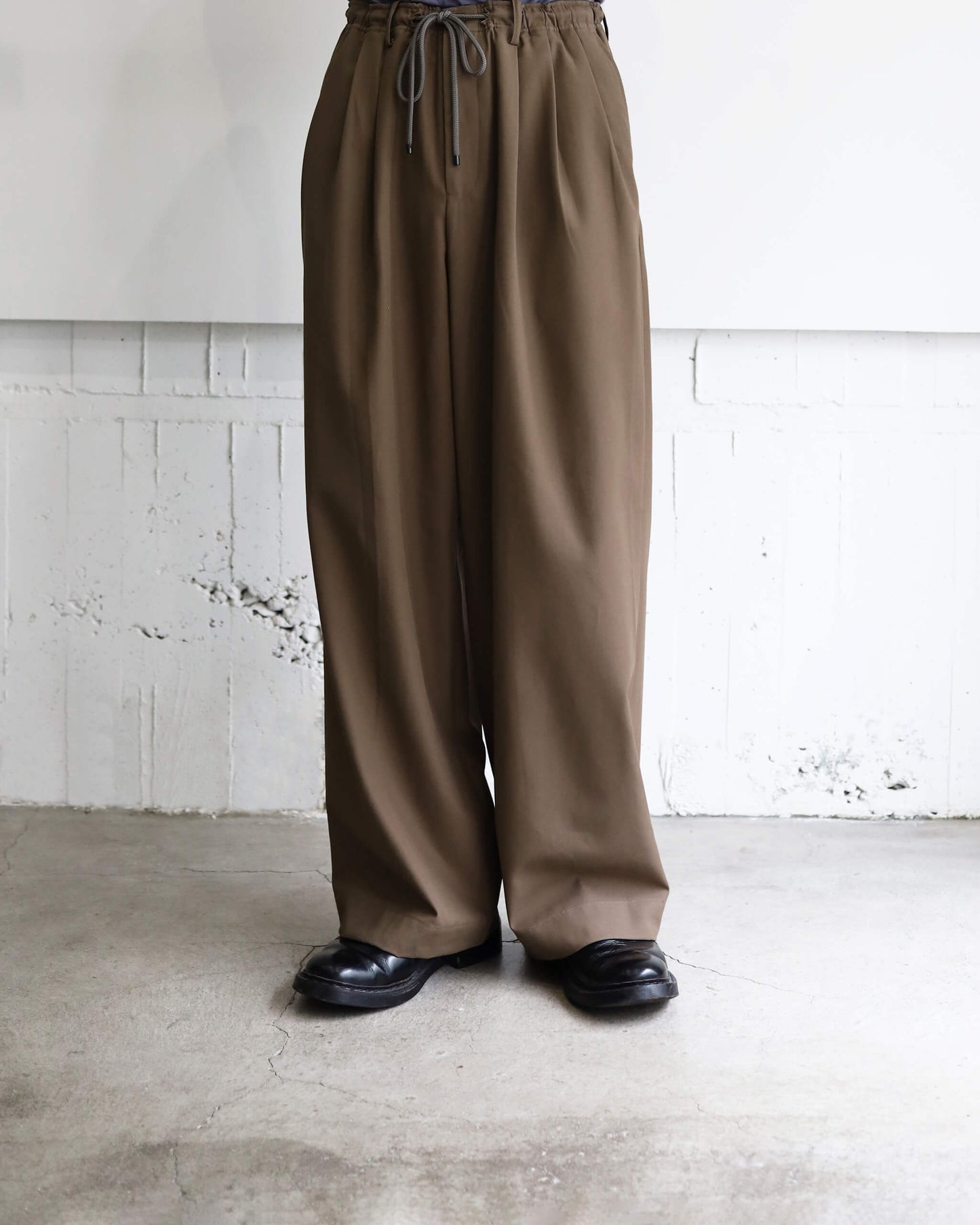 TRIPLE PLEATED EASY TROUSERS ORGANIC COTTON GABARDINE "GRAIGE"