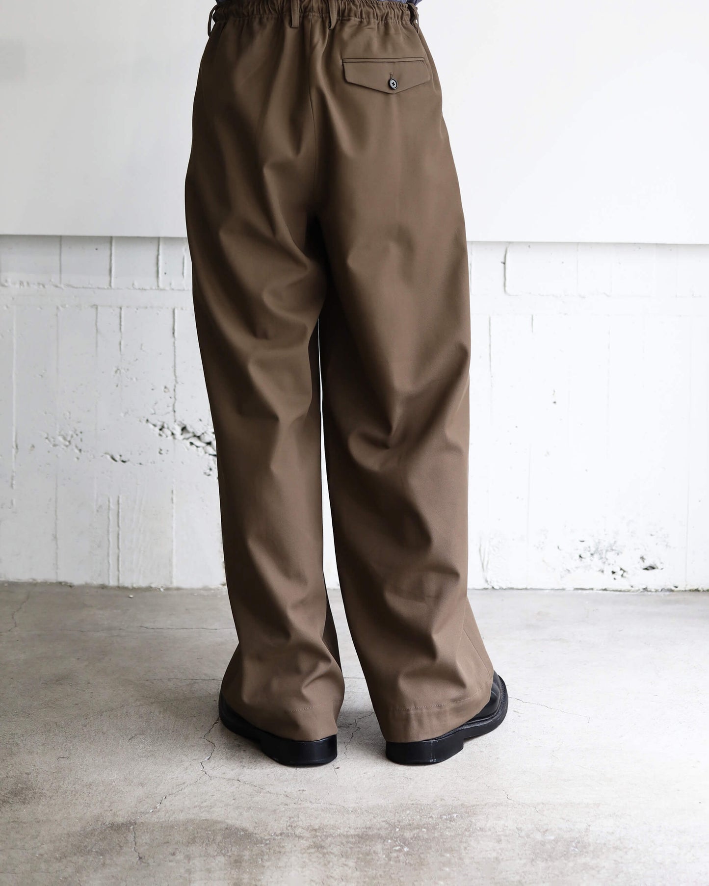 TRIPLE PLEATED EASY TROUSERS ORGANIC COTTON GABARDINE "GRAIGE"