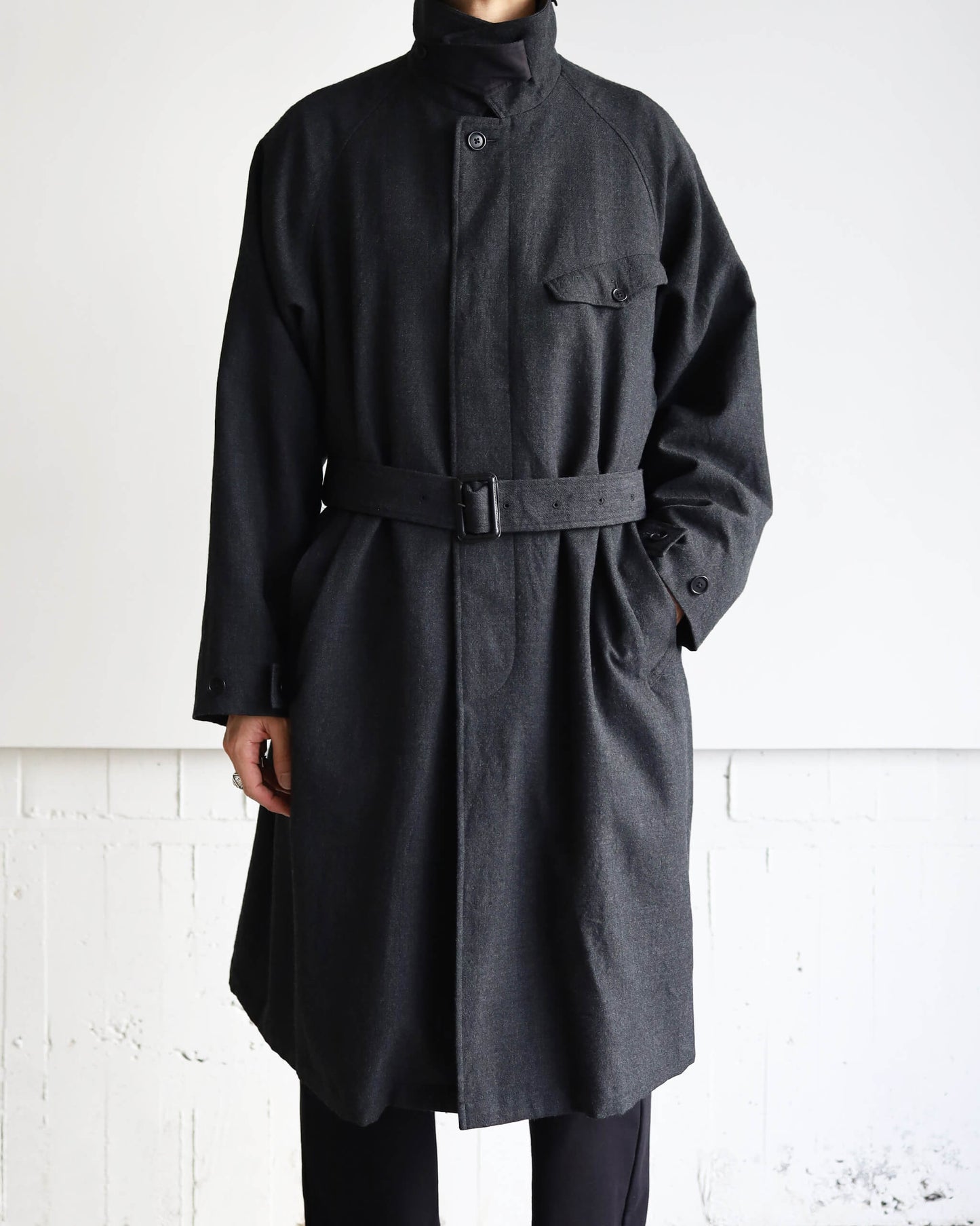 TOUGH WOOL TWIILL / BELTED COAT "CHARCOAL"