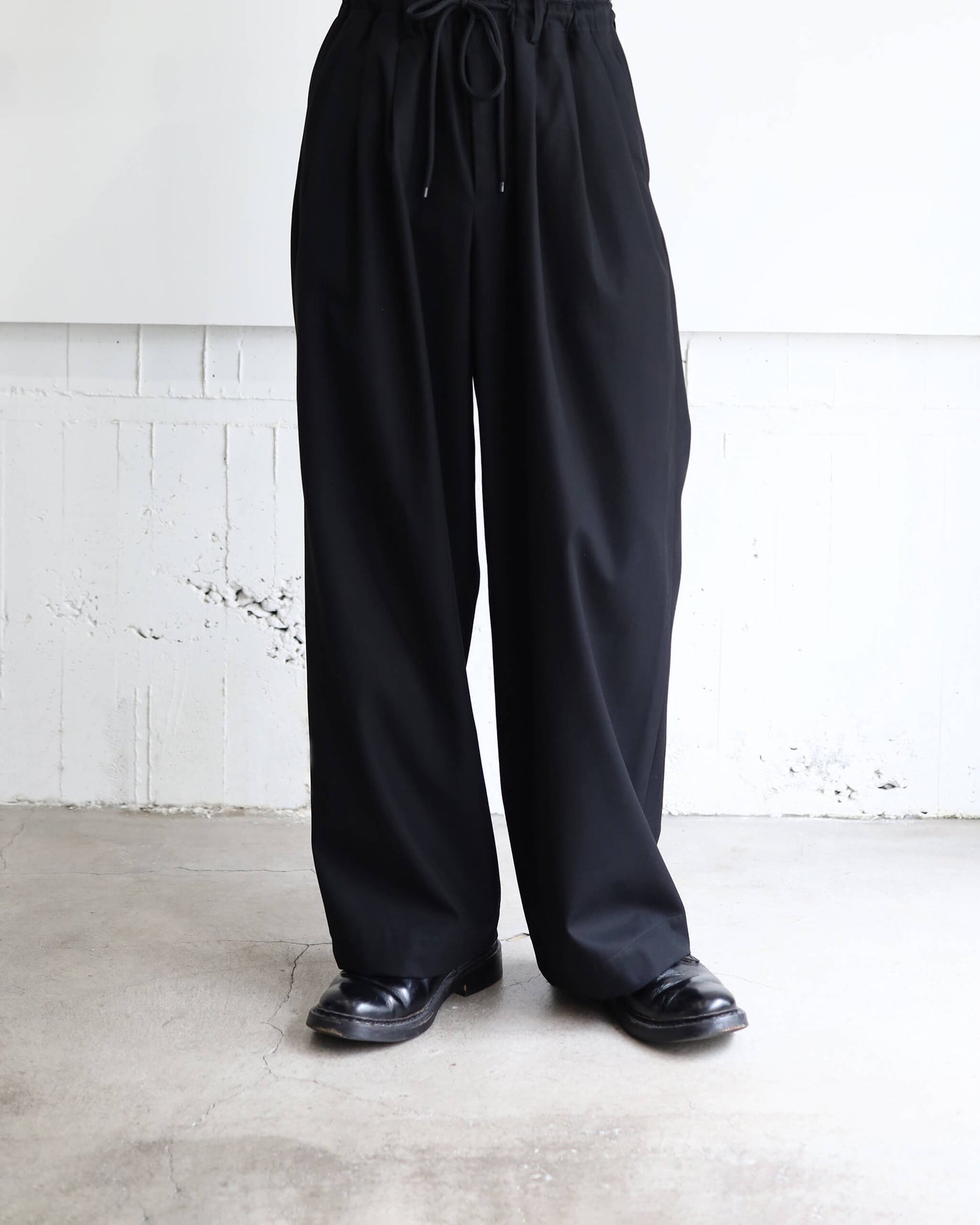 TRIPLE PLEATED EASY TROUSERS ORGANIC COTTON GABARDINE "BLACK"